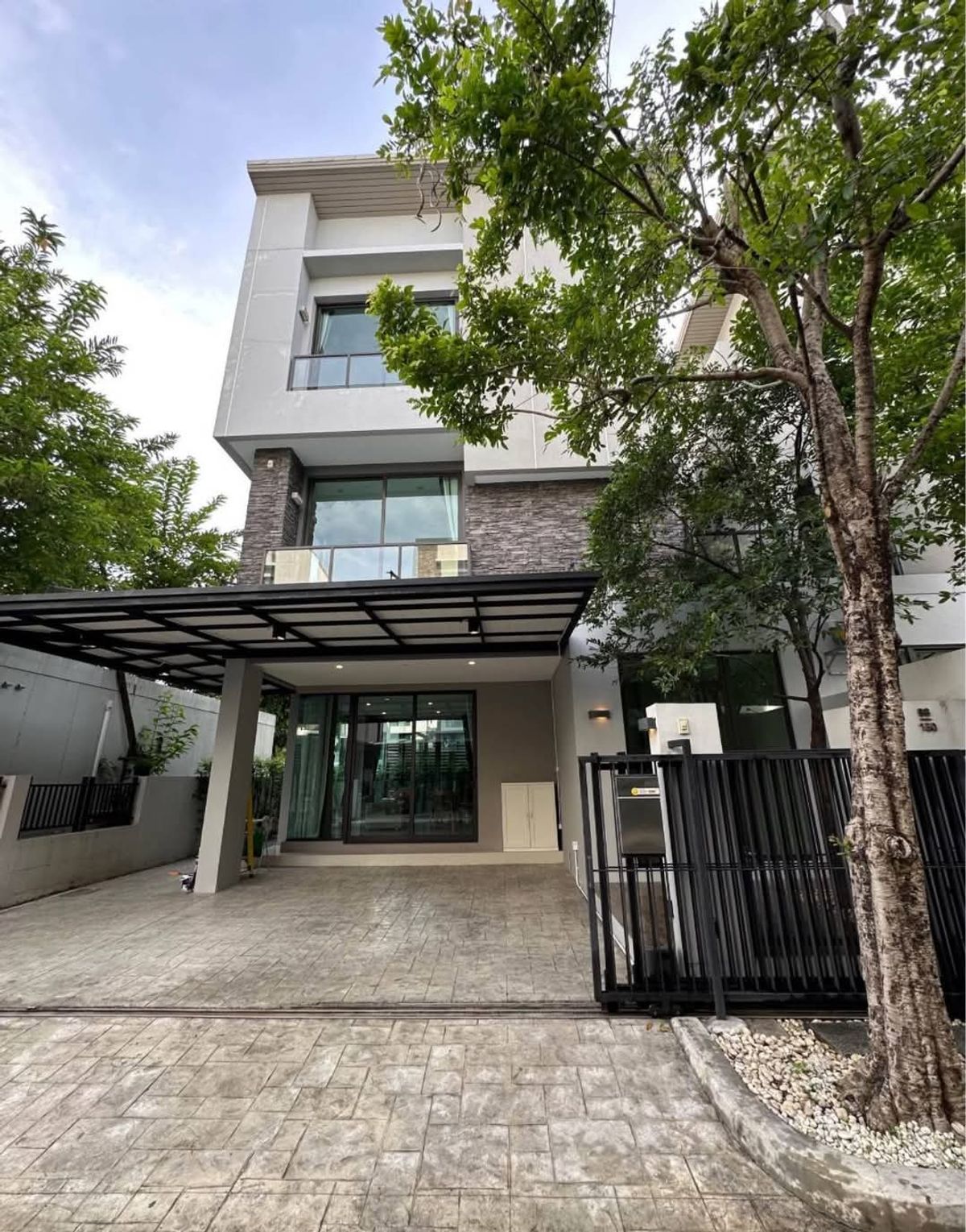 ให้เช่าบ้านเลียบทางด่วนรามอินทรา : ให้เช่า บ้านแฝด 3 ชั้น โครงการ บ้านกลางเมือง Classe เอกมัย-รามอินทรา