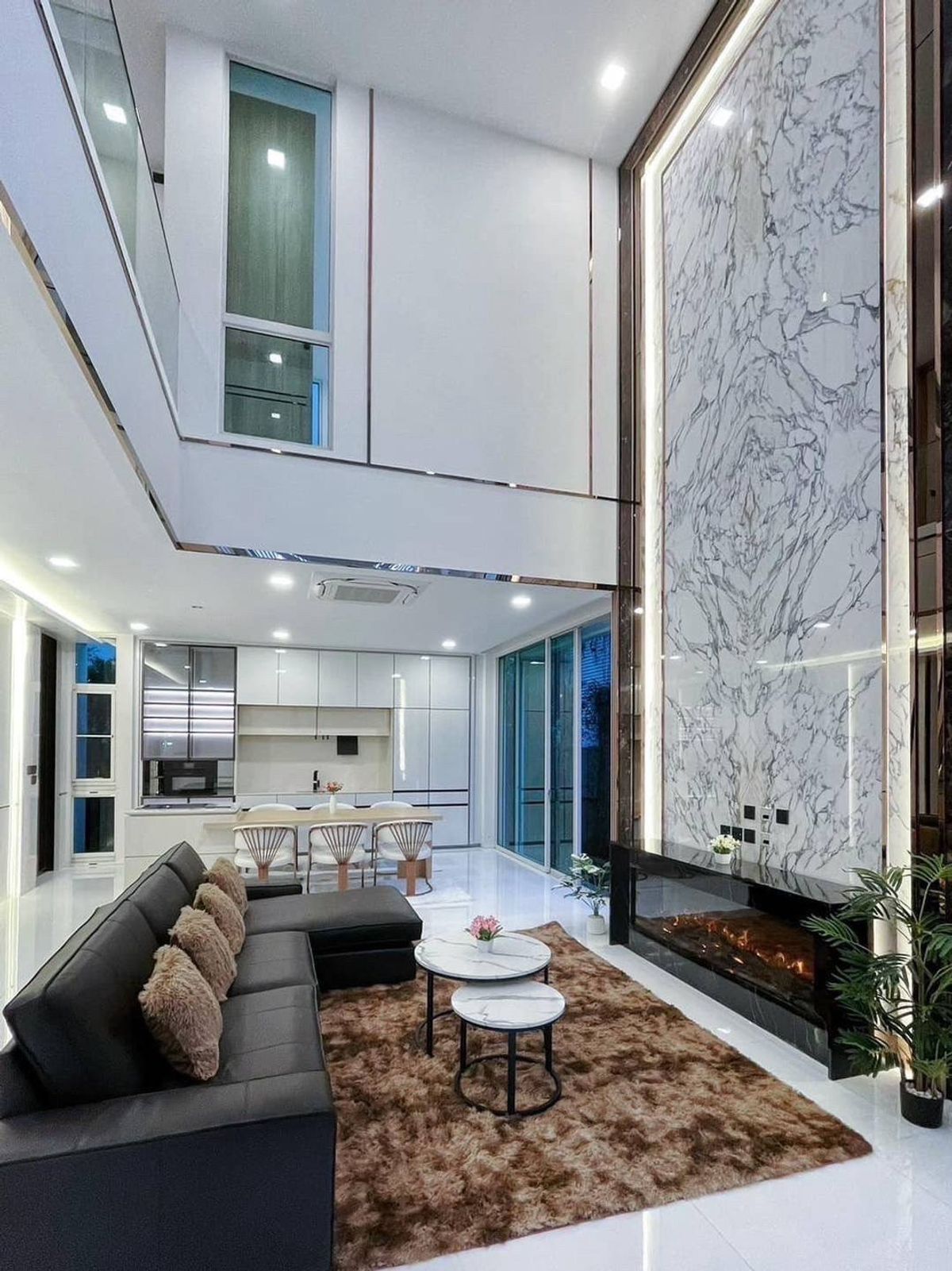 ให้เช่าบ้านเลียบทางด่วนรามอินทรา : For Rent บ้าน 3 ชั้น มีลิฟต์ โครงการ Vive เอกมัย รามอินทรา รหัส : H8179