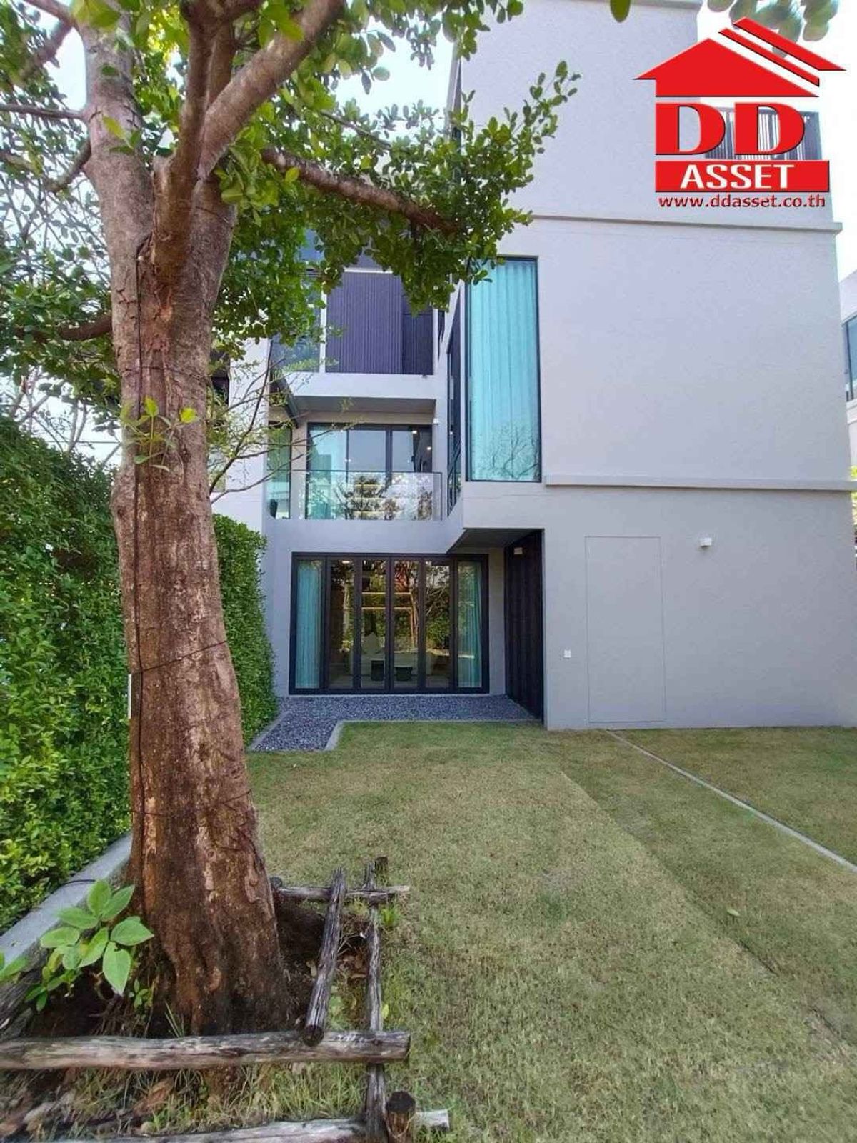 For RentHousePattanakan, Srinakarin : VIVE Village, Krungthep Kreetha, behind Wellington School, Code: H8183