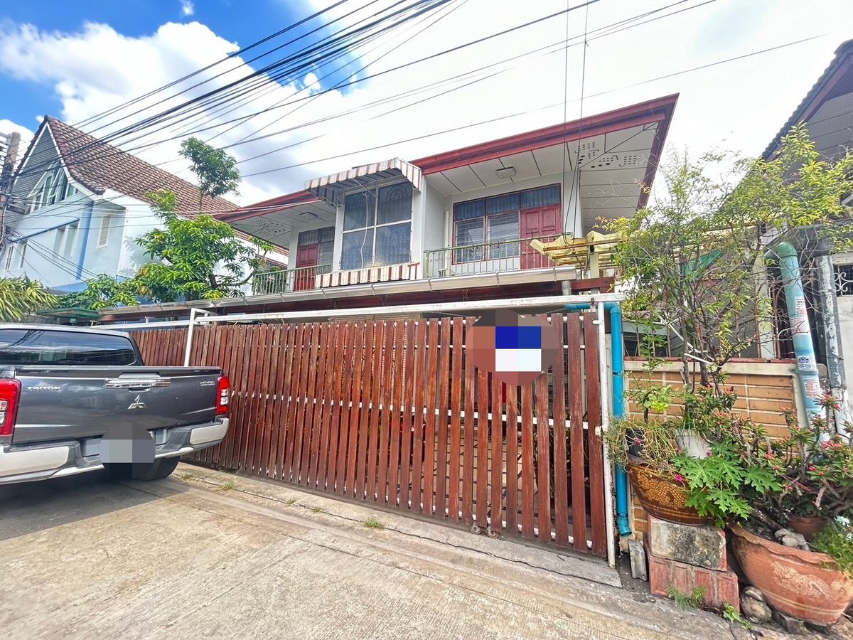 For RentHouseRatchadapisek, Huaikwang, Suttisan : 2 storey detached house for rent, Soi Inthamara 26 Furniture air There are 8 bedrooms, 2 bathrooms. Rental price 45,000 baht per month