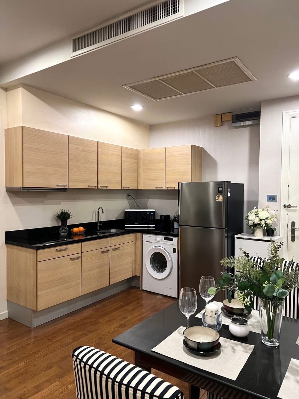 ขายคอนโดวิทยุ ชิดลม หลังสวน : 📢👇 Unaffected by the incident, also inspected by an engineer, result is safe 
One of the best location in Bangkok, perfect for both living or investment near many popular malls and Bangkok landmarks , fully nice modern furnished, ready to move in