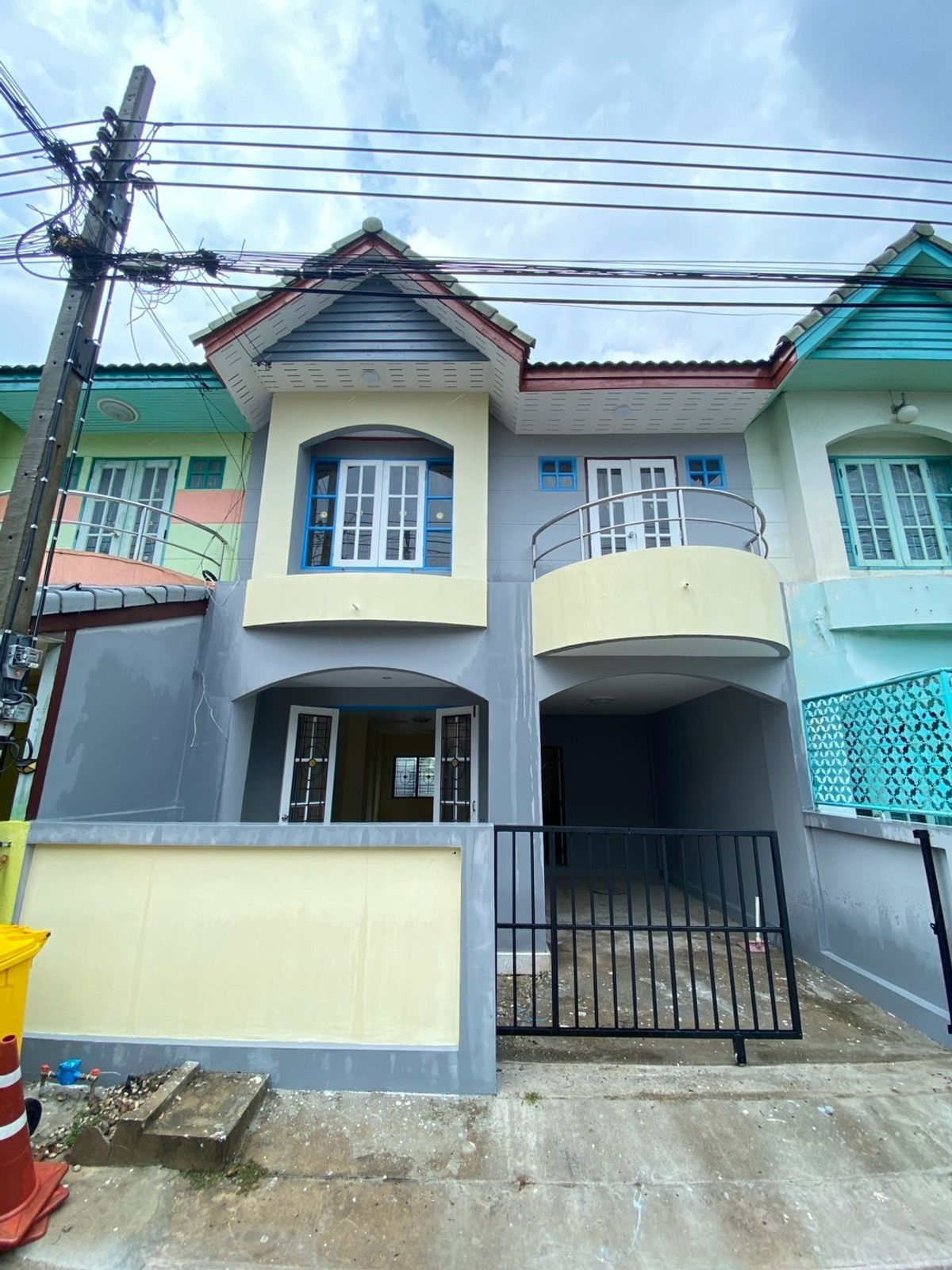 ขายทาวน์โฮมนนทบุรี บางใหญ่ บางบัวทอง : ทาวน์โฮมรีโนเวทใหม่ พร้อมอยู่ โครงการหมู่บ้านสุชา บางบัวทอง ตำแหน่งบ้านดีอยู่ต้นซอย ถนนส่วนกลางหน้าบ้านกว้าง 8 เมตร สามารถจอดรถหน้าบ้านได้ หลังบ้านติดกำแพงโครงการไม่มีเพื่อนบ้าน วิวทุ่งนา โครงการติดถนนใหญ่ บางบัวทอง-สุพรรณบุรี เดินทางสะดวกเชื่อมต่อถนนหลัก
