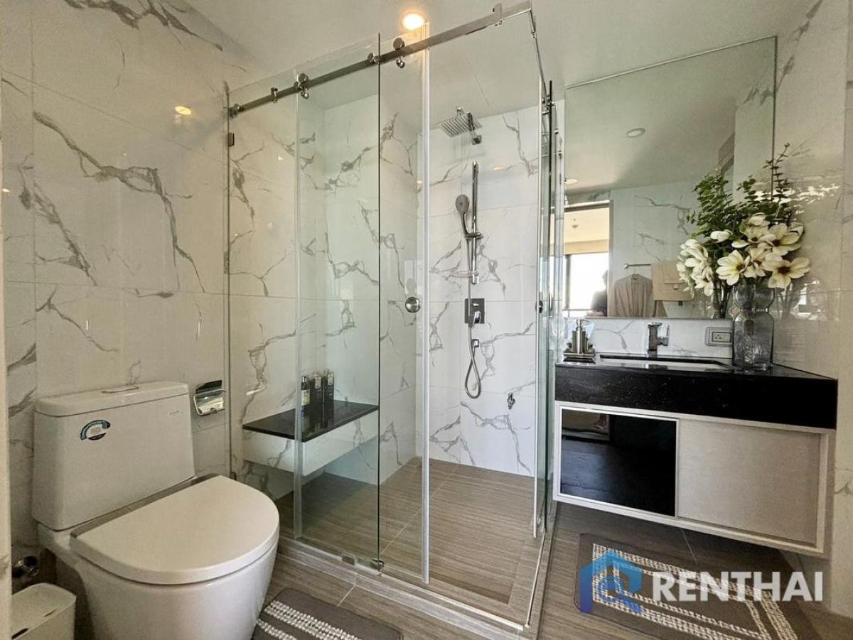 For SaleCondoPattaya, Bangsaen, Chonburi : High rise condominium on Pratamnak hill, located near the beach only 250 meters.