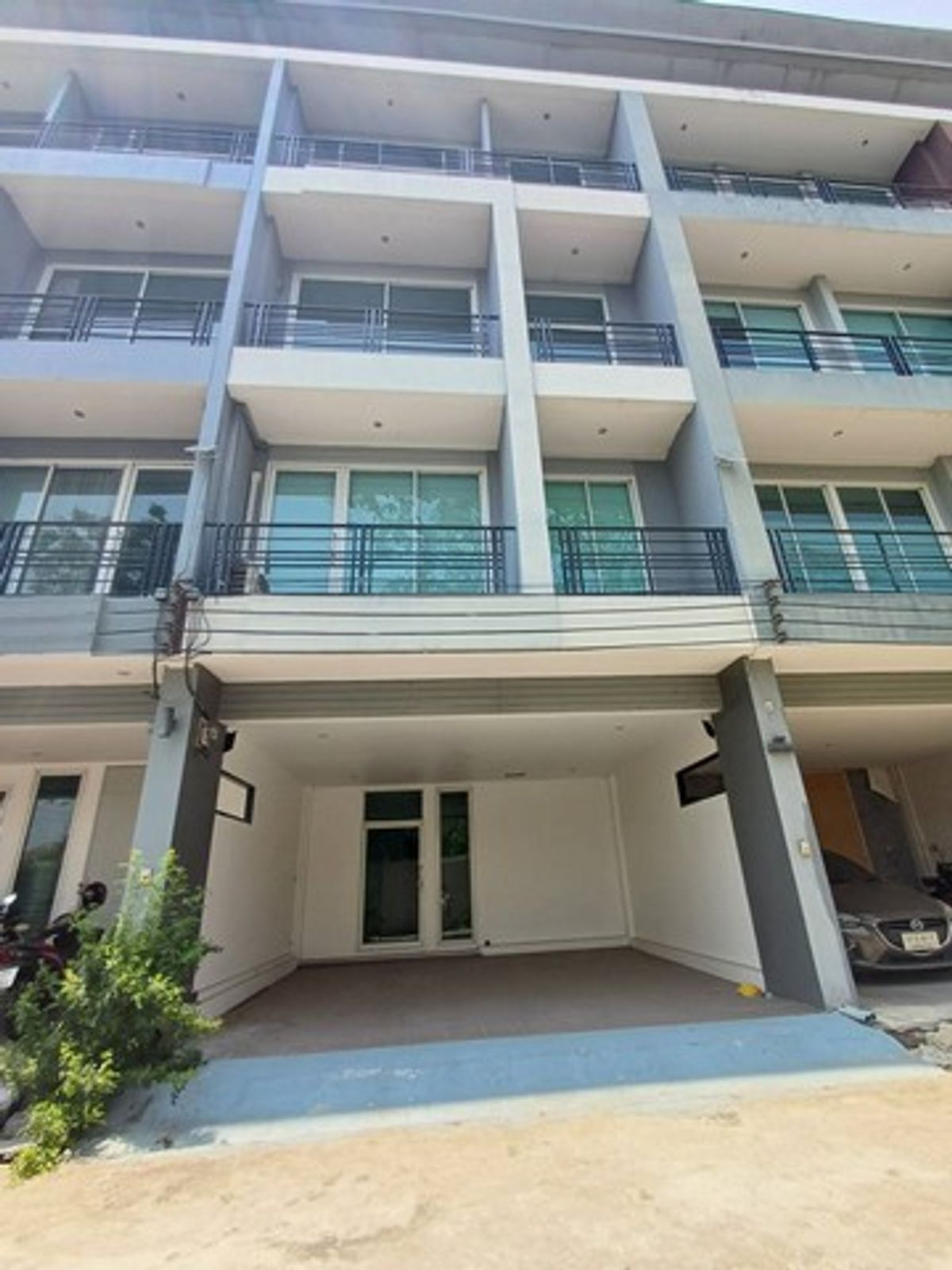For RentHome OfficeNawamin, Ramindra : 4 -story home office for rent, 277 sq.m., Ram Inthra area, near Ilan fashion, MRT Ram Inthra Ring Can register the company