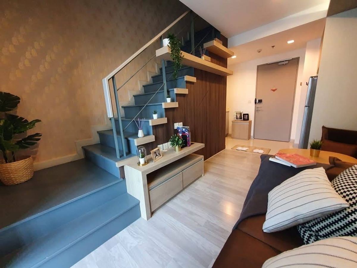 For SaleCondoOnnut, Udomsuk : 🔥 Urgent, the owner sells half a million 📍 Iodio Sukhumvit 81 Building B Duplex 2 Floor 1 Bedroom 1 Bathroom 24 can access both Floor 24-25, Park 2 vehicles 👉 Rent 19,000-23,000/👉 Sell 5.49 million, including transfer
