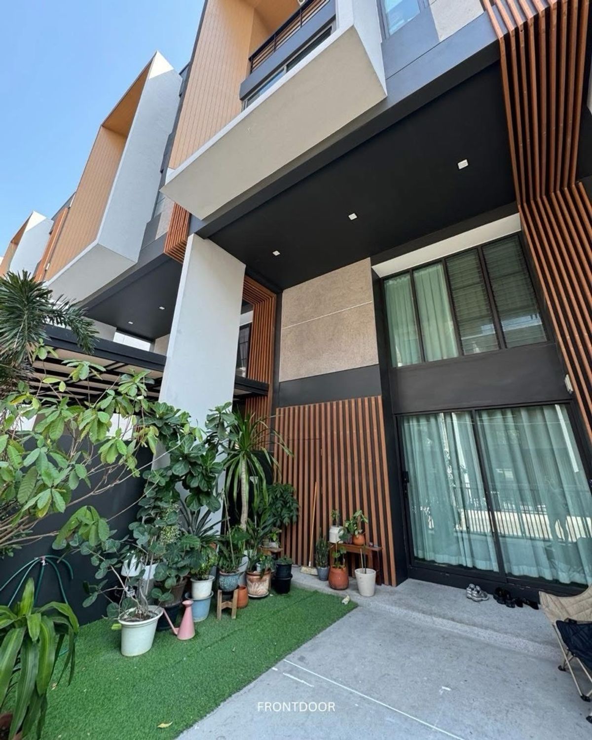 For RentTownhomePattanakan, Srinakarin : 📢👇Townhouse with 24/7 security guard, about10-15min to Ekkamai and Thonglor  , easy access to Chalong Rat Expressway