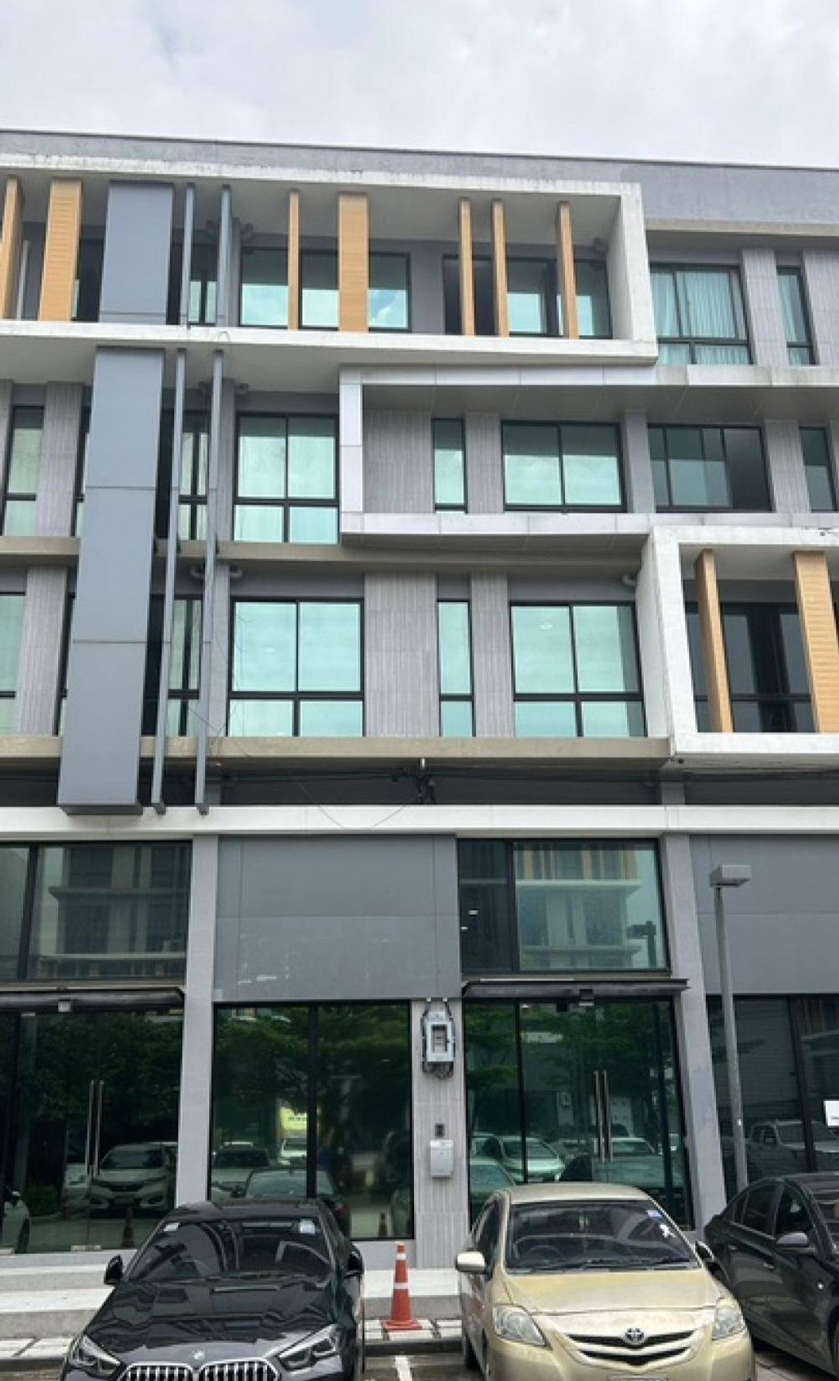 For RentHome OfficeKaset Nawamin,Ladplakao : Modern home office, office studio, office, Prasert Manukit Road (Kaset-Nawamin), 2 parking spaces, business rental companies or open clinics