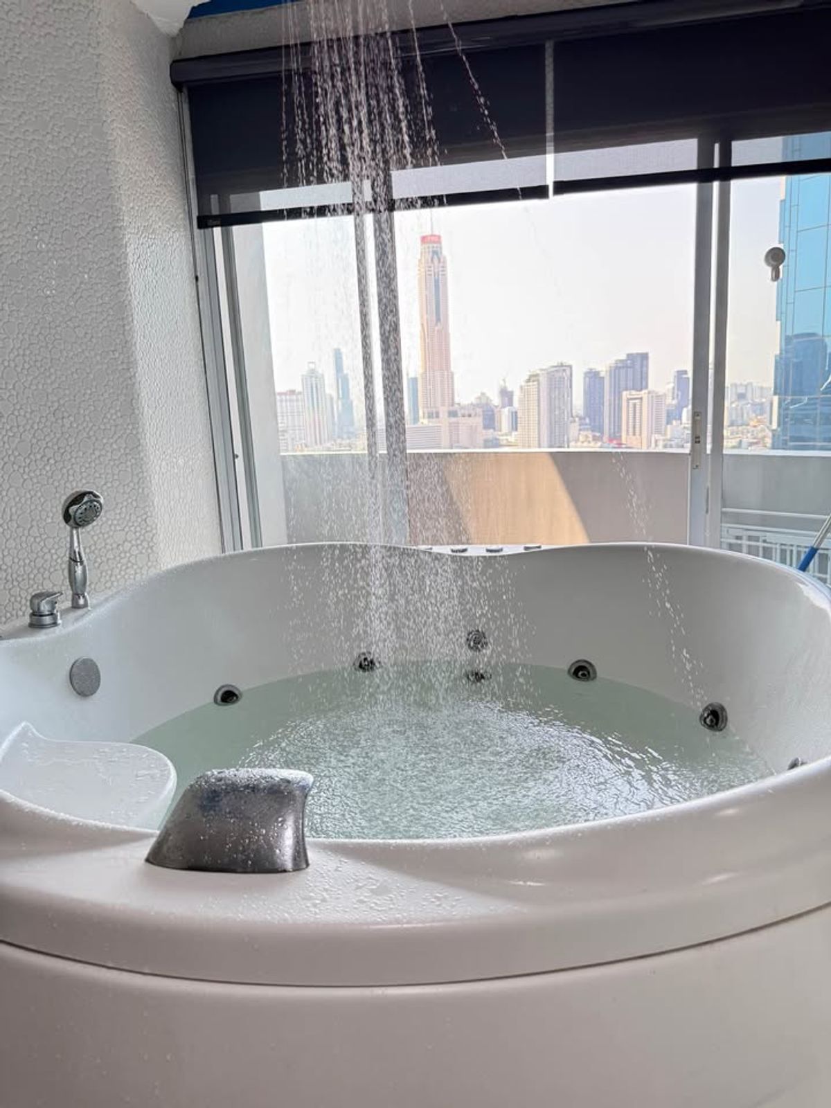 ให้เช่าคอนโดวิทยุ ชิดลม หลังสวน : คอนโด Witthyu Complex ห้องสวย เฟอร์นิเจอร์ครบ พร้อมเช่าอยู่