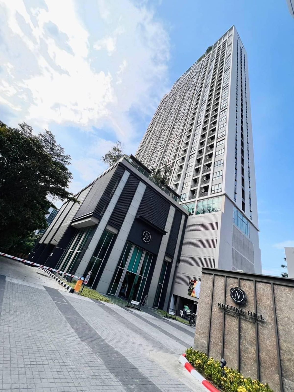 For RentCondoSriracha Laem Chabang Ban Bueng : 📣 Rent notting Hill Sriracha 🌟 Opposite Kasetsart University, Sriracha ✨ Ready to move in immediately! 🔑 Rental price: 10,000 baht/month (including central values ​​📏 Size: 34 sq.m. 🛌 Room format: 2 bedrooms, 1 living room ✔️2 bedroom ✔️1 living room ✔️1 