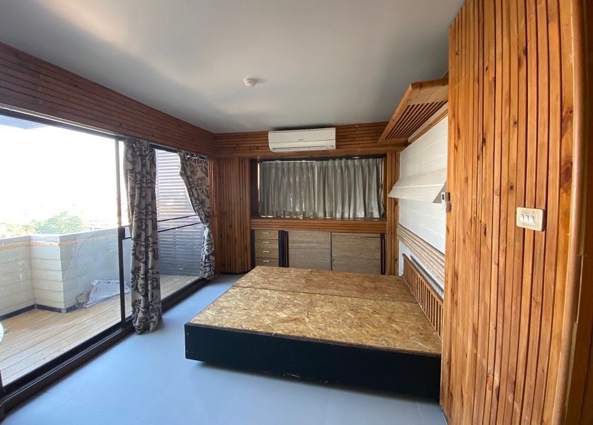 For SaleCondoOnnut, Udomsuk : 📢👇 Rare unit and price for a large spacious 3-bedroom Duplex, located located between Soi Onnut 30 and Soi Onnut 32