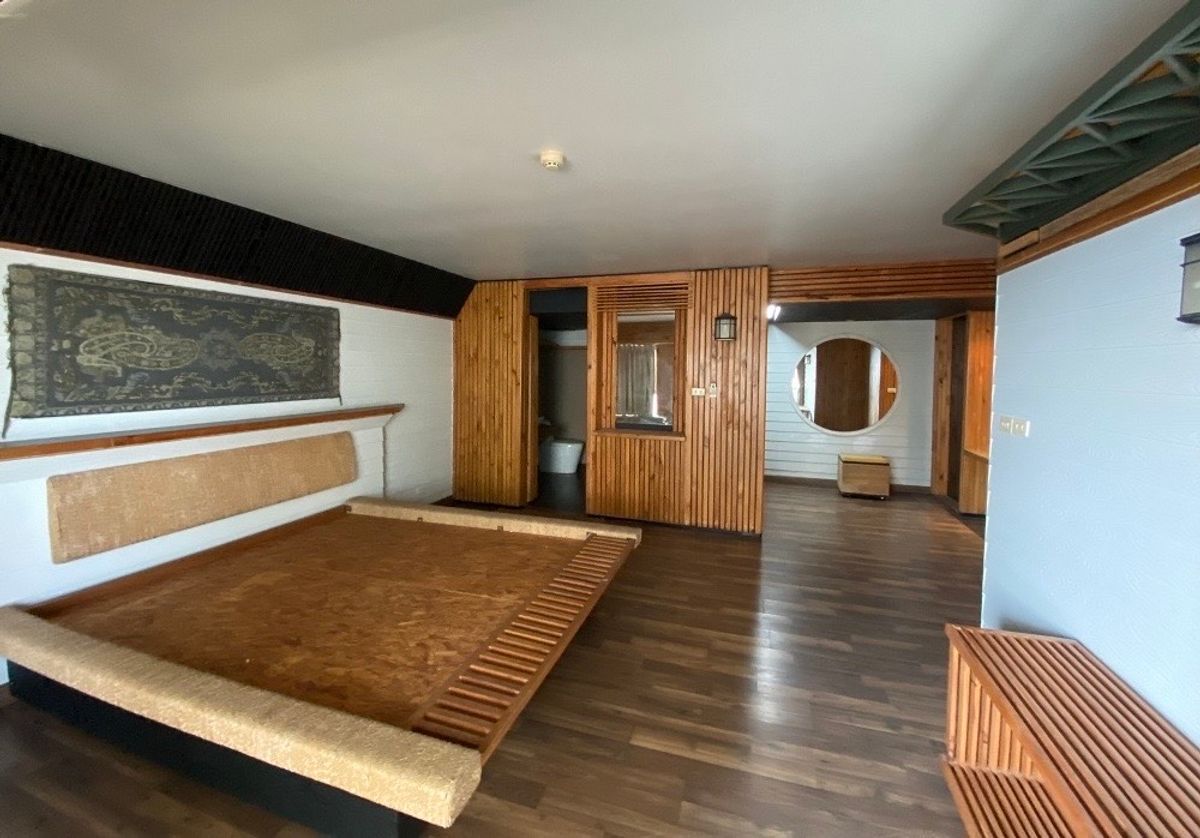 For SaleCondoOnnut, Udomsuk : 📢👇 Rare unit and price for a large spacious 3-bedroom Duplex, located located between Soi Onnut 30 and Soi Onnut 32