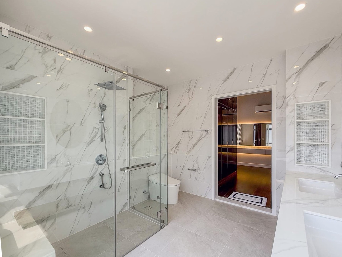 บ้านพัฒนาการ ศรีนครินทร์ : บ้านหรู เดินทางสะดวก ใกล้ทางขึ้น-ลงทางด่วนศรีรัช ใกล้โรงเรียนนานาชาติหลายแห่ง