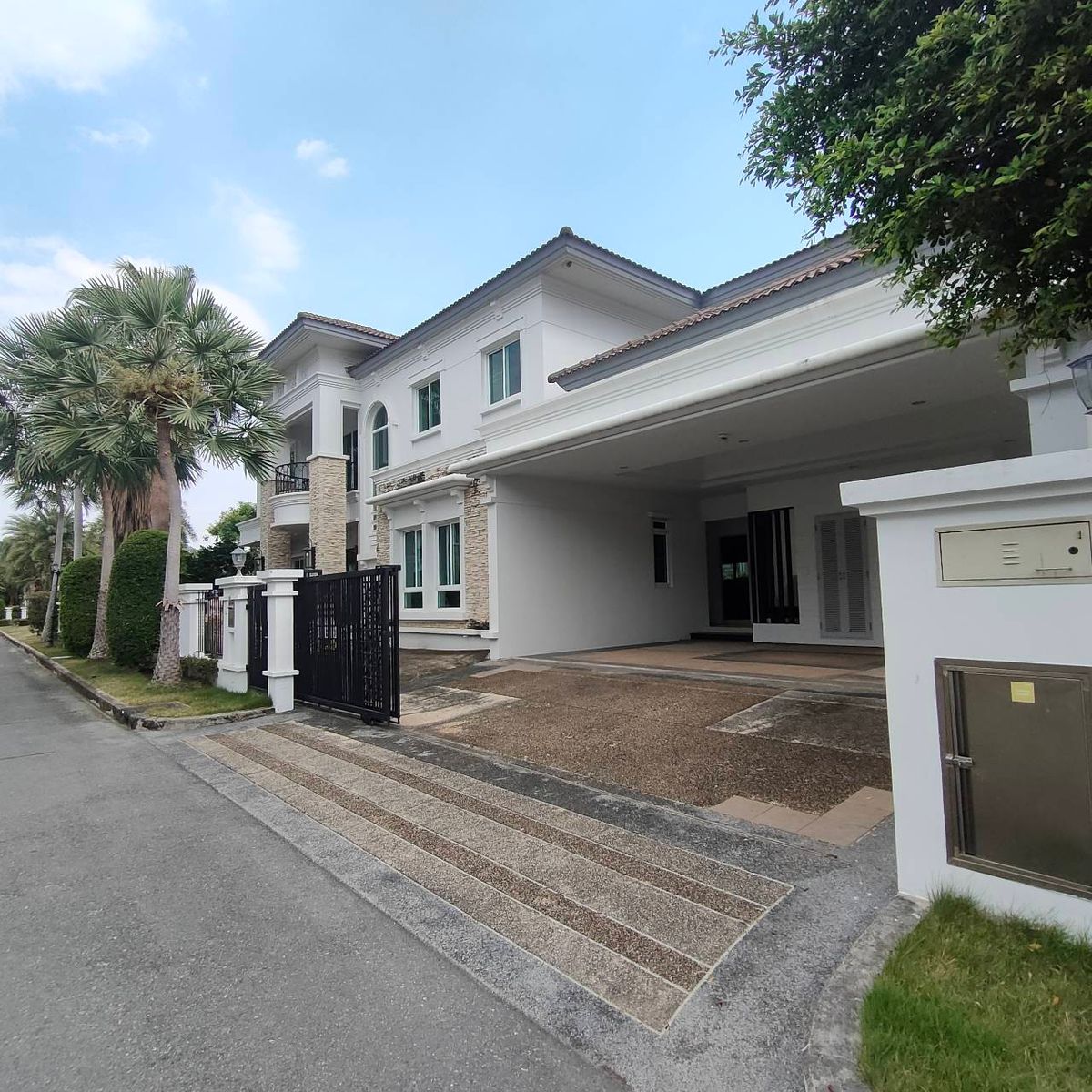 For SaleHousePhutthamonthon, Salaya : 💛❤️ (Urgent sale) Luxury house 🎄 next to the central garden 🌊 With personal pool 📍GRAND Bangkok Boulevard Pinklao (Phutthamonthon Sai 2) 🚩 only 800 meters away from Borommaratchachonnani Rd.