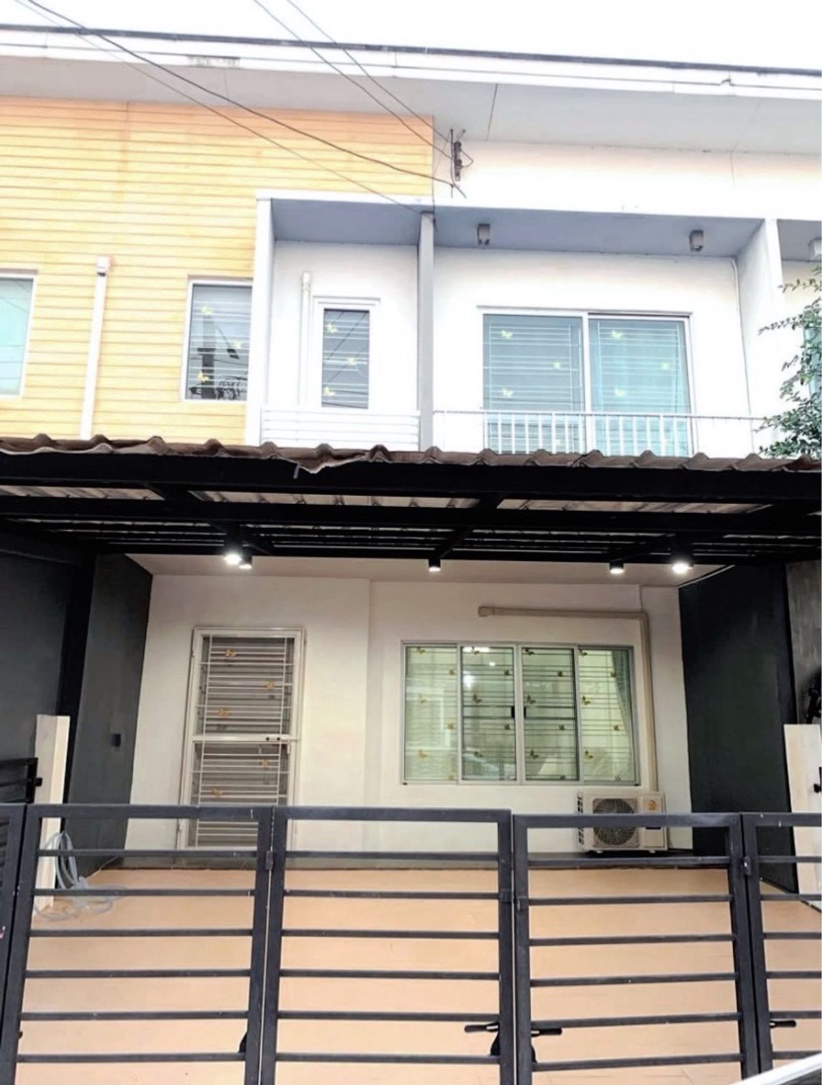For RentTownhomeNawamin, Ramindra : 23,000.- 3-story townhome after the corner near the Safe One Market Near Phahonyothin Road 73, Home Inthow Village, suitable for office near the Don Mueang Airport.