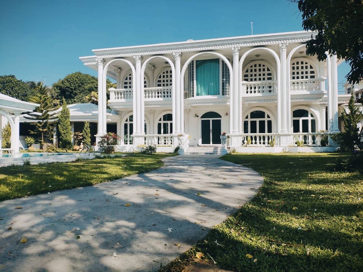 บ้านพัฒนาการ ศรีนครินทร์ : 📢👇 Luxury large villa with private swimming pool, convenient transportation, near expressway and motorway, not far from Thonglor and Suvarnabhumi Airport.