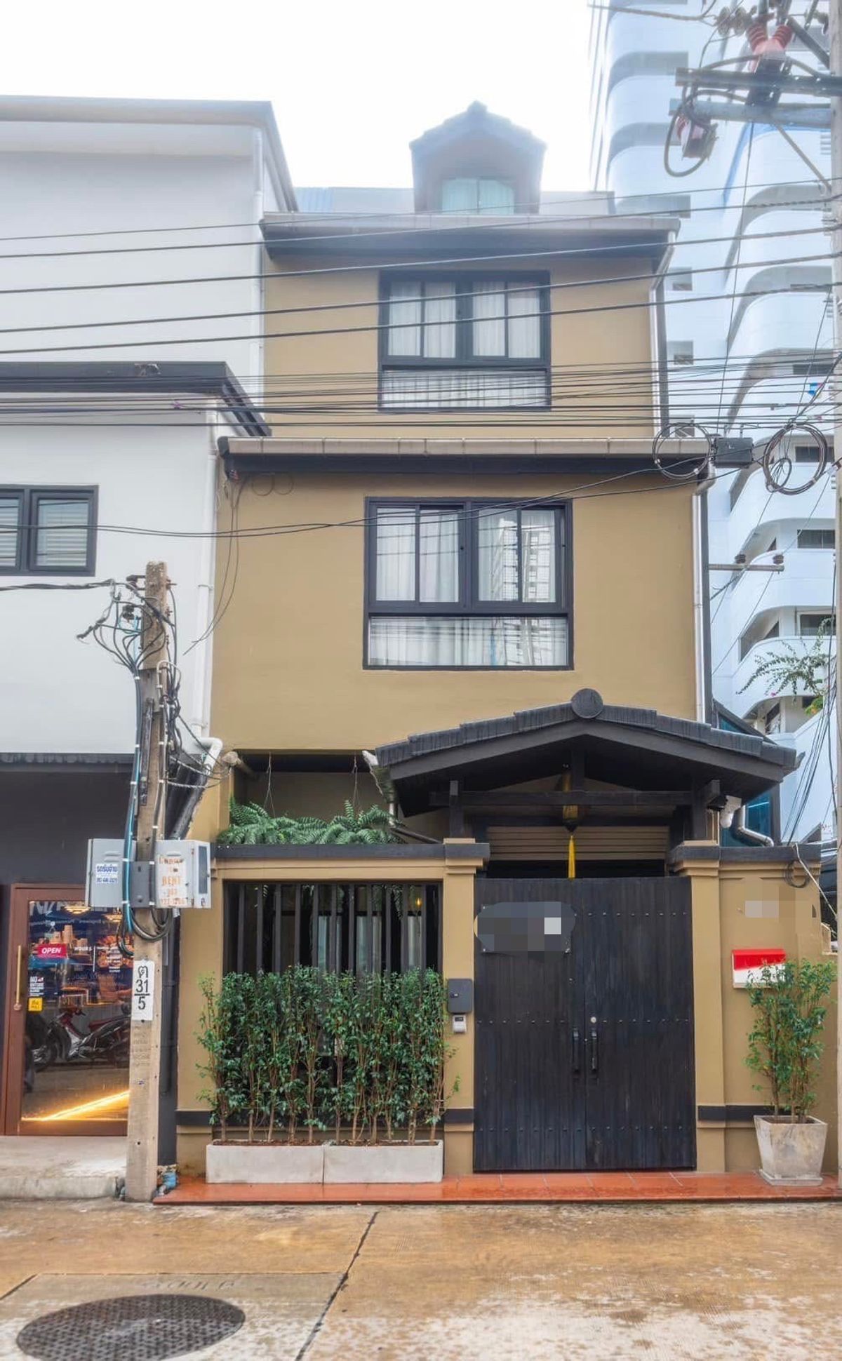 ให้เช่าทาวน์โฮมสุขุมวิท อโศก ทองหล่อ : LTH12086 – Townhouse FOR RENT IN SUKHUMVIT 15 Size 24 sqw. 220 sqm. 6 beds 4.5 baths Near BTS Asok Station ONLY 170K/Month