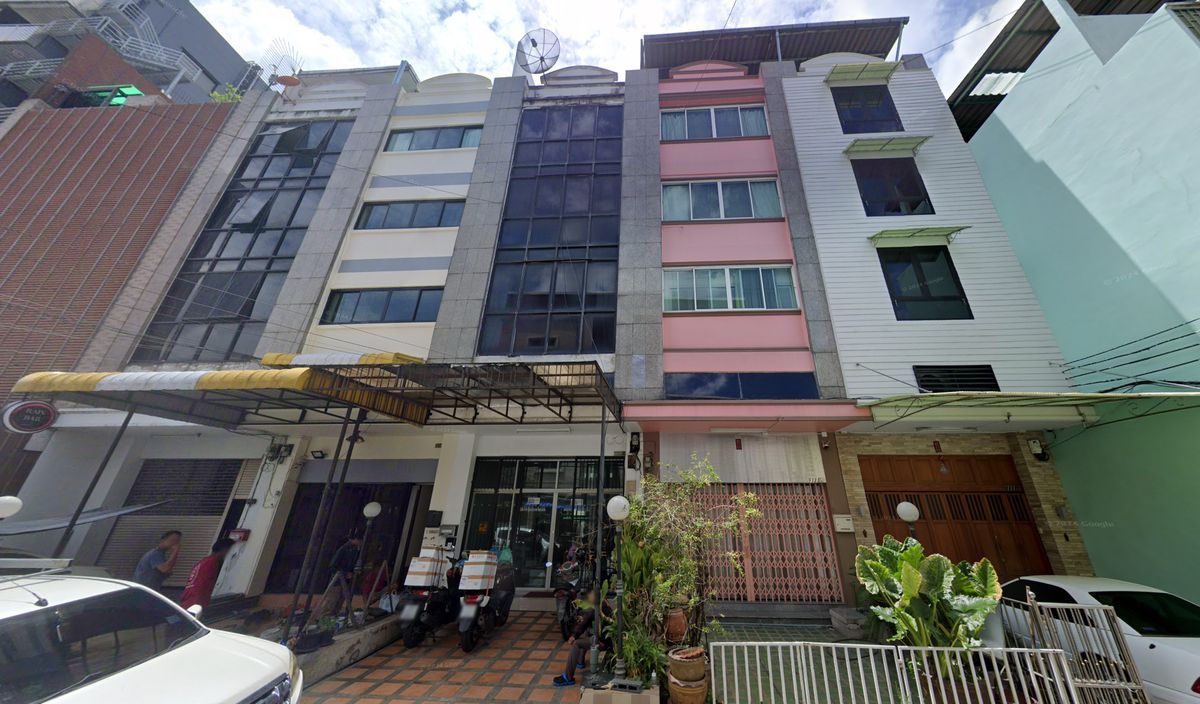 For RentHome OfficeSukhumvit, Asoke, Thonglor : 4-story home office, good location, convenient to travel, renting the area of ​​Sukhumvit-Thonglor near BTS Thonglor Station