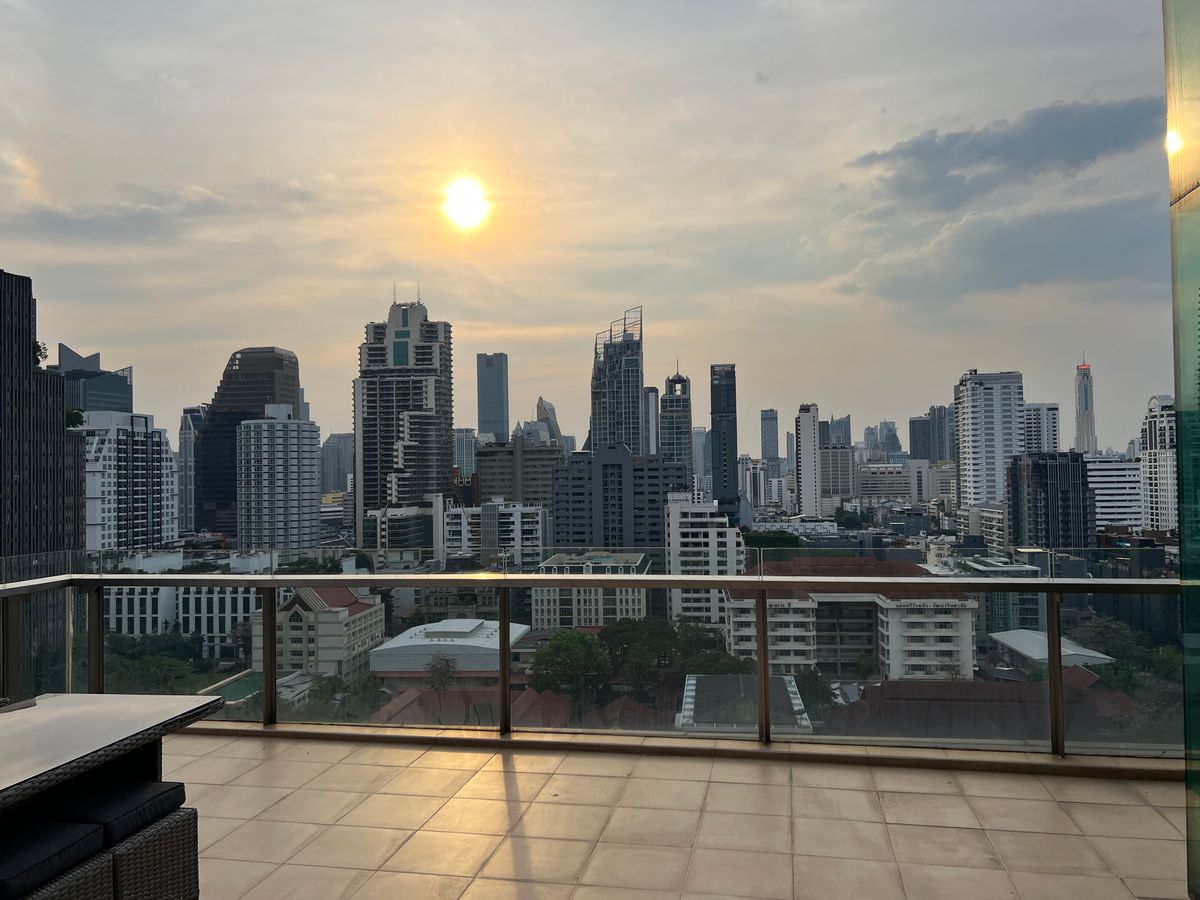 For SaleCondoSukhumvit, Asoke, Thonglor : Duplex Type 2 layers in the heart of Asoke, beautiful view, beautiful, shady, comes with a large balcony. Tel.0982645161