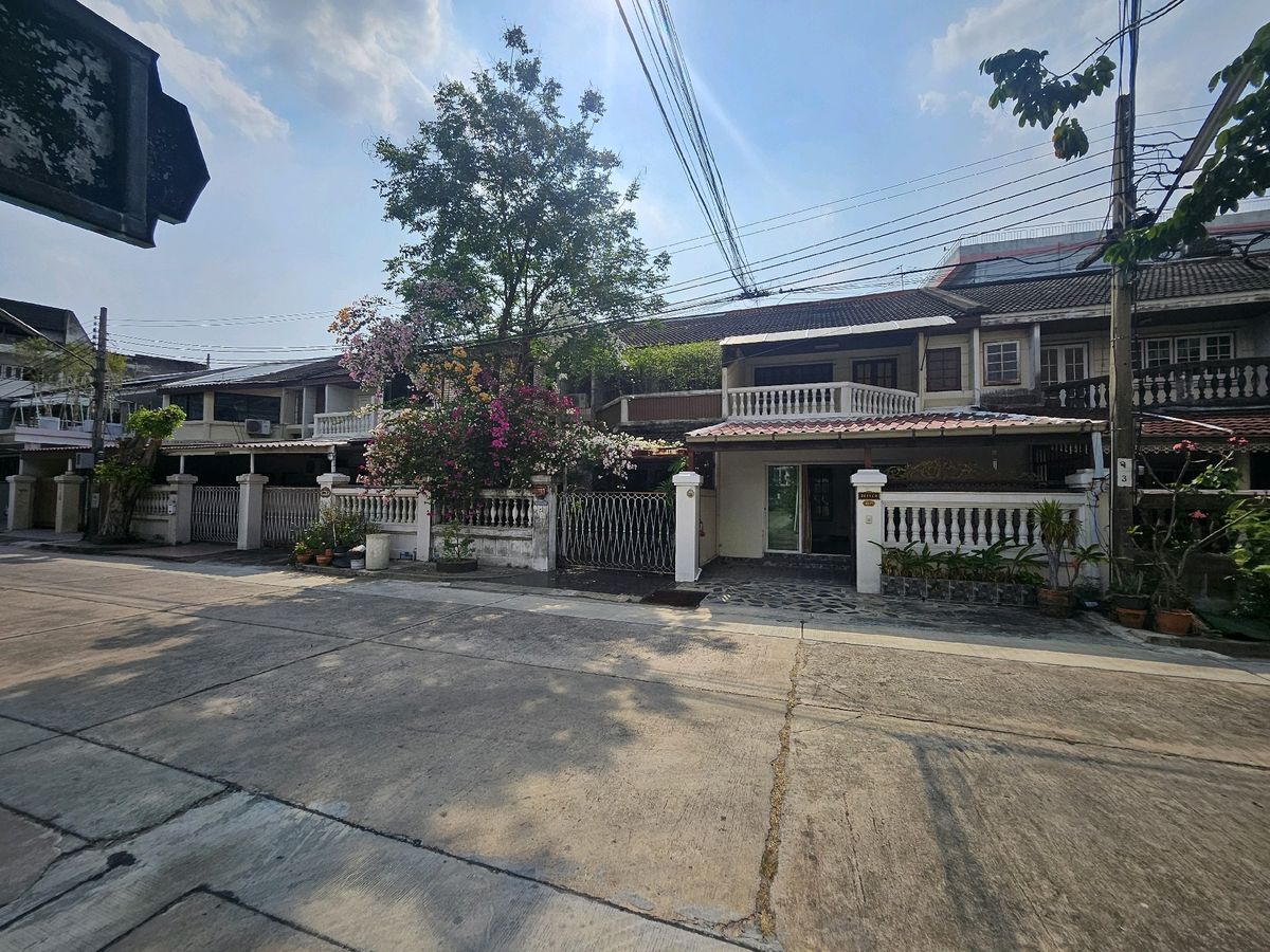 ขายทาวน์โฮมโชคชัย4 ลาดพร้าว71 : ขายบ้านด่วน ทาวน์โฮม2ชั้นทำเลติดถนนลาดพร้าว  ห่างจากสถานีรถไฟฟ้า800เมตรสถานีลาดพร้าว71   ทำเลแบบนี้หาไม่ได้แล้ว