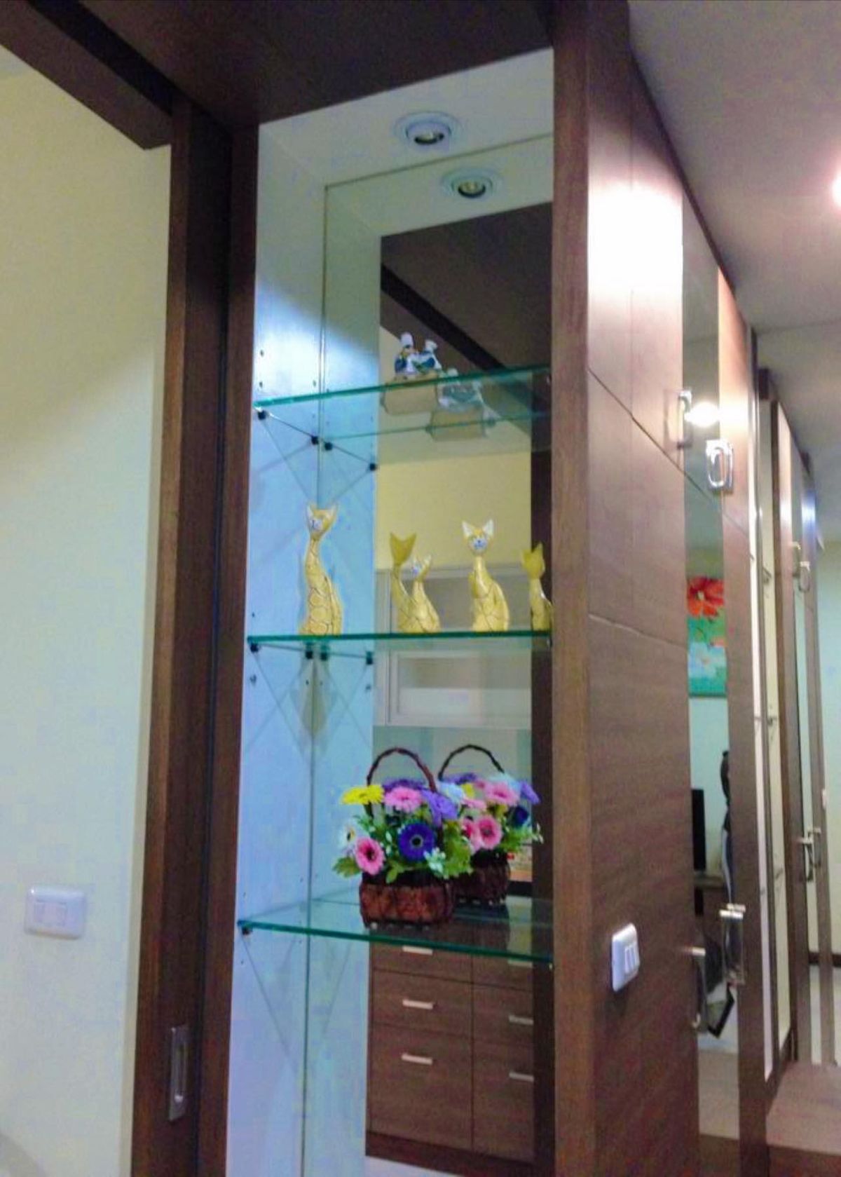 For RentCondoRatchathewi,Phayathai : The Address Siam【𝐑𝐄𝐍𝐓】🔥Feel the warmth and elegance in an earth tone style bedroom. With bright colored pillows to refresh you every day🔥 Contact Line ID: @hacondo