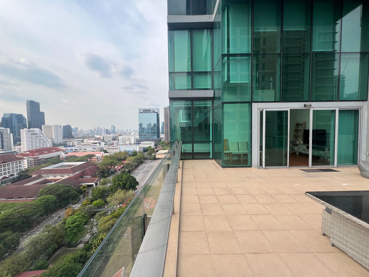 For SaleCondoSukhumvit, Asoke, Thonglor : Duplex Type 2 layers in the heart of Asoke, beautiful view, beautiful, shady, comes with a large balcony. Tel.0982645161