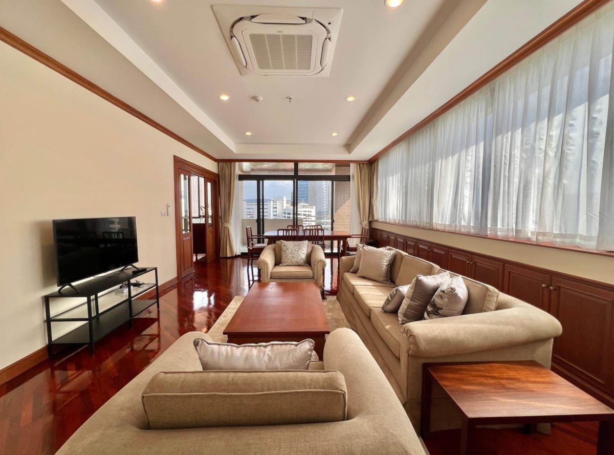 For RentCondoSukhumvit, Asoke, Thonglor : Rent a penthouse, just renovated condo, only 2 rooms per 1 floor. Can walk to Bixie and Lotus department stores Near BTS Phromphong Convenient ✨