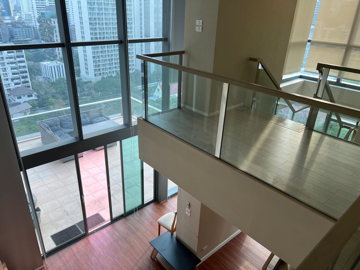 For SaleCondoSukhumvit, Asoke, Thonglor : Duplex Type 2 layers in the heart of Asoke, beautiful view, beautiful, shady, comes with a large balcony. Tel.0982645161