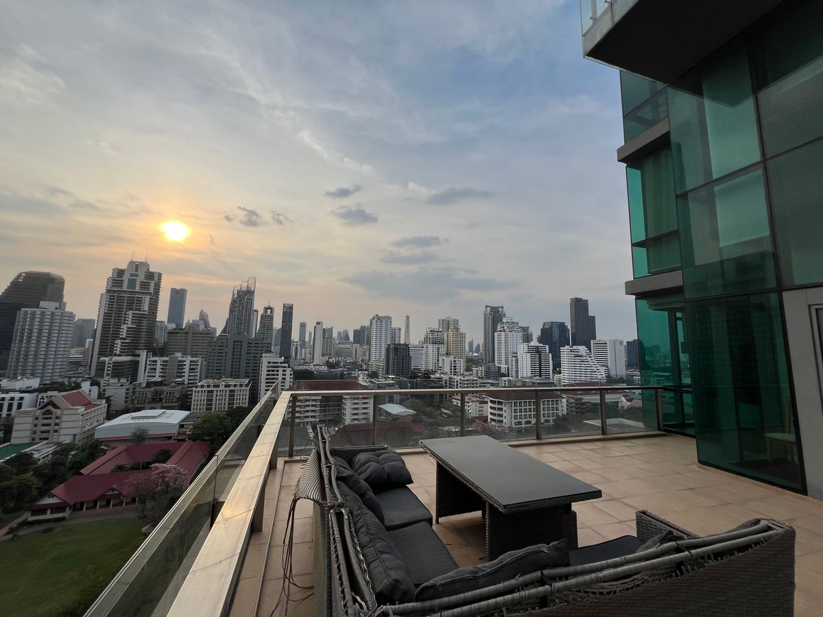 For SaleCondoSukhumvit, Asoke, Thonglor : Duplex Type 2 layers in the heart of Asoke, beautiful view, beautiful, shady, comes with a large balcony. Tel.0982645161