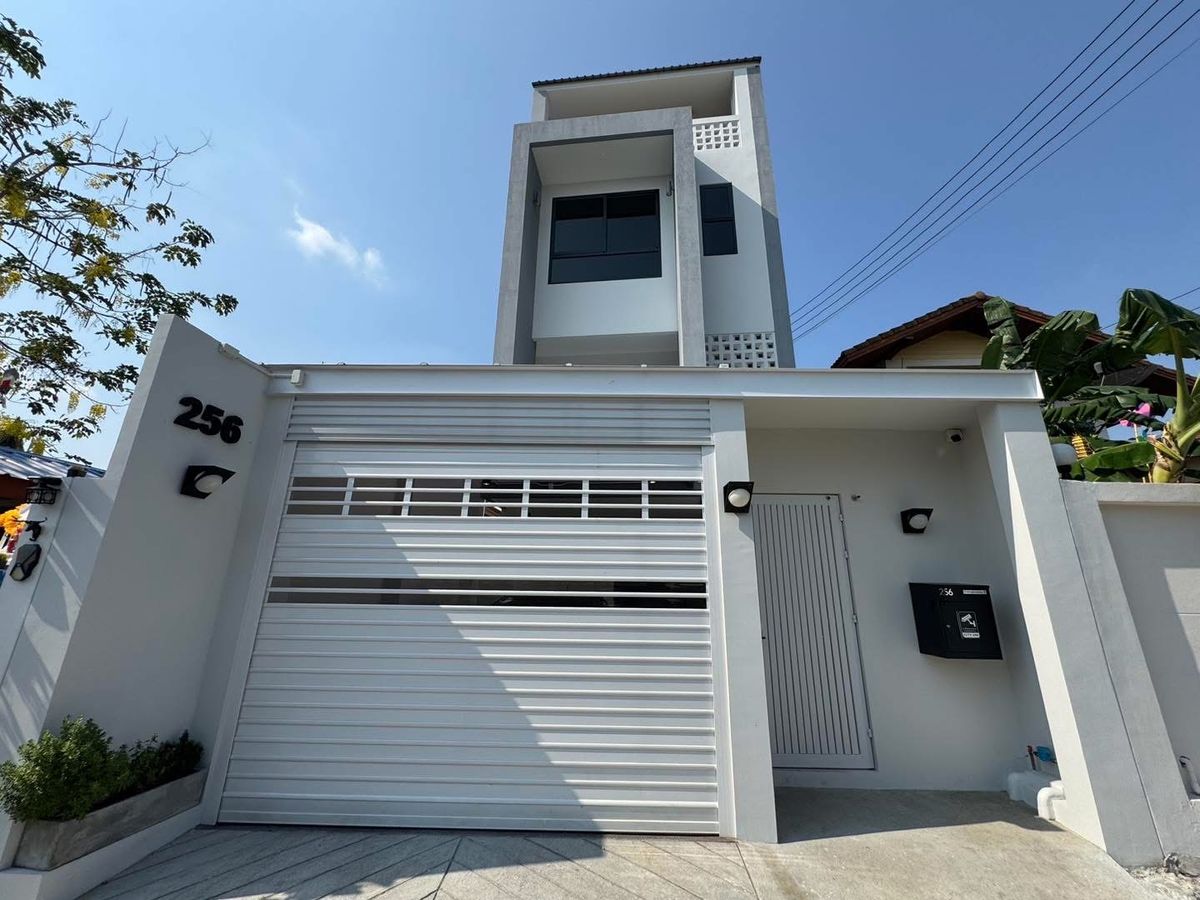 ขายบ้านโชคชัย4 ลาดพร้าว71 : ขายบ้านเดี่ยว 3 ชั้นครึ่ง ซอยลาดพร้าว 58  สไตล์ Modern Minimal พร้อมลานจอดรถส่วนตัว ใกล้ MRT โชคชัย 4 แค่ 3 นาที