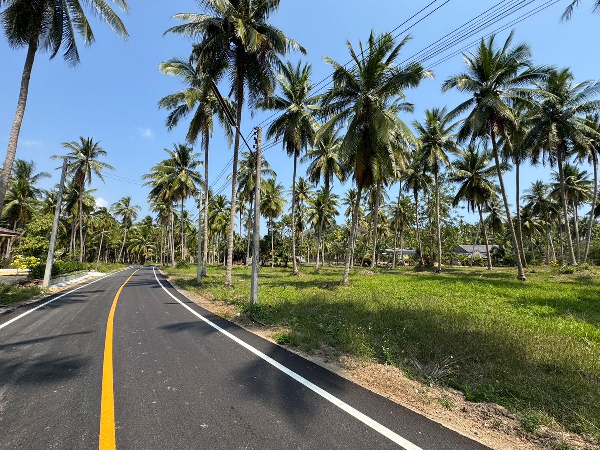 For SaleLandHuahin, Prachuap Khiri Khan, Pran Buri : 🔥 Urgent sale of land near the sea, Ban Krut Beach, only 5 minutes. 🔥 Starting only 7,500 baht per police. With a title deed ready to transfer Suitable for building a holiday home Retirement House, Pluulla, a great atmosphere, good location near Lotus Sev