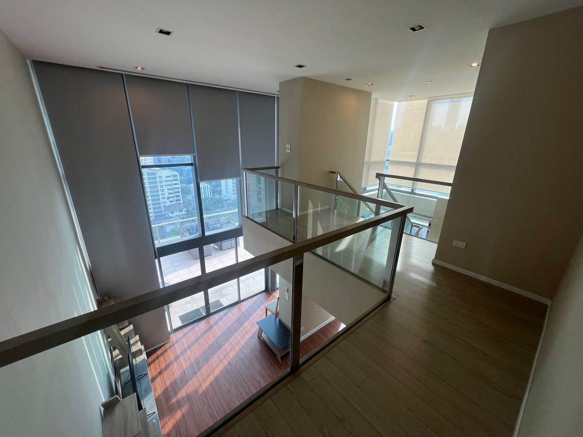 For SaleCondoSukhumvit, Asoke, Thonglor : Duplex Type 2 layers in the heart of Asoke, beautiful view, beautiful, shady, comes with a large balcony. Tel.0982645161