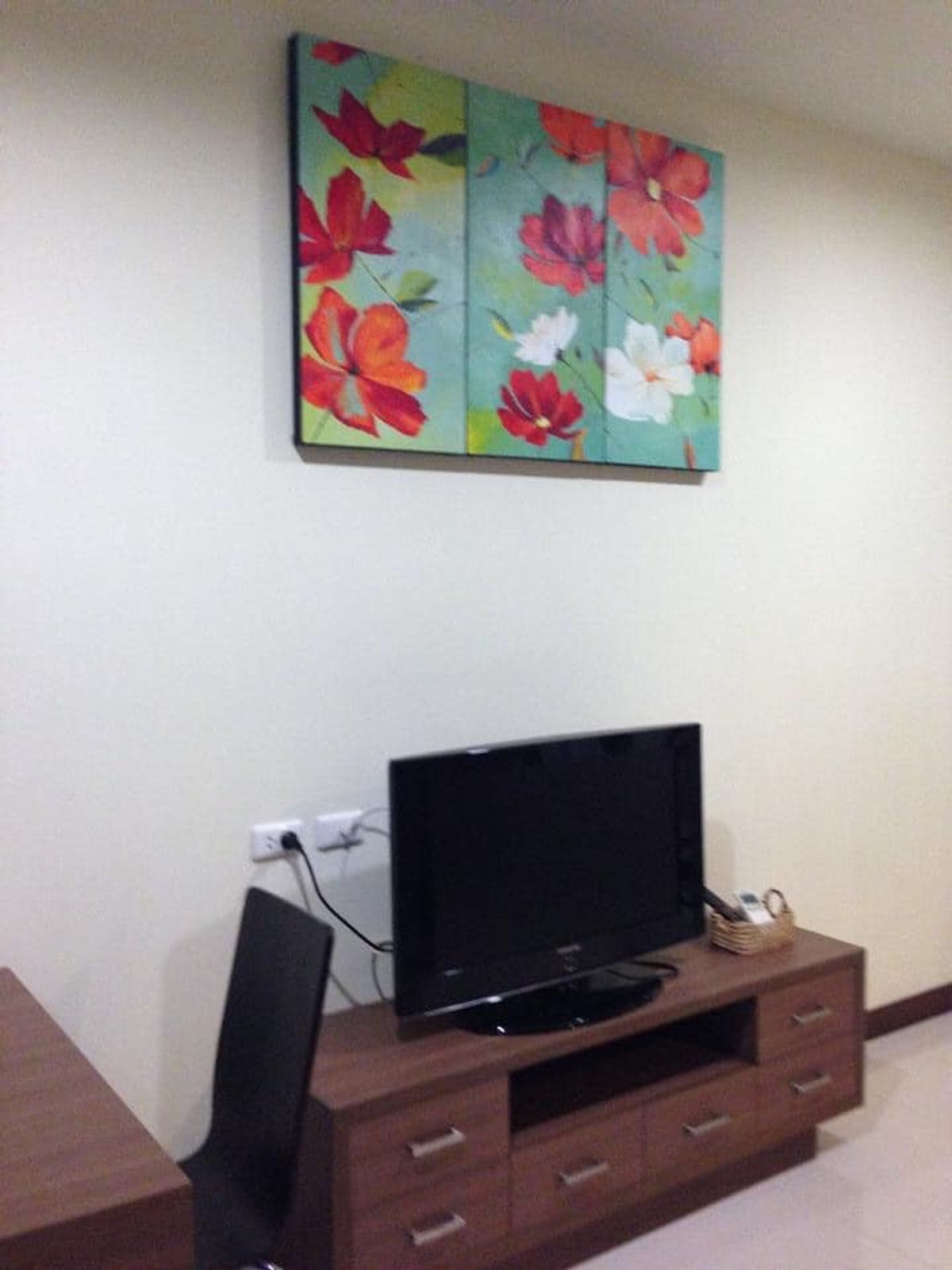 For RentCondoRatchathewi,Phayathai : The Address Siam【𝐑𝐄𝐍𝐓】🔥Feel the warmth and elegance in an earth tone style bedroom. With bright colored pillows to refresh you every day🔥 Contact Line ID: @hacondo