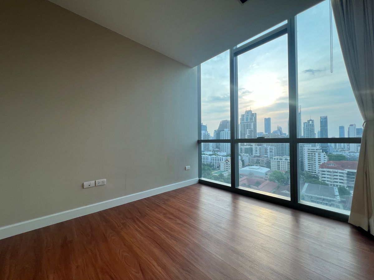 For SaleCondoSukhumvit, Asoke, Thonglor : Duplex Type 2 layers in the heart of Asoke, beautiful view, beautiful, shady, comes with a large balcony. Tel.0982645161