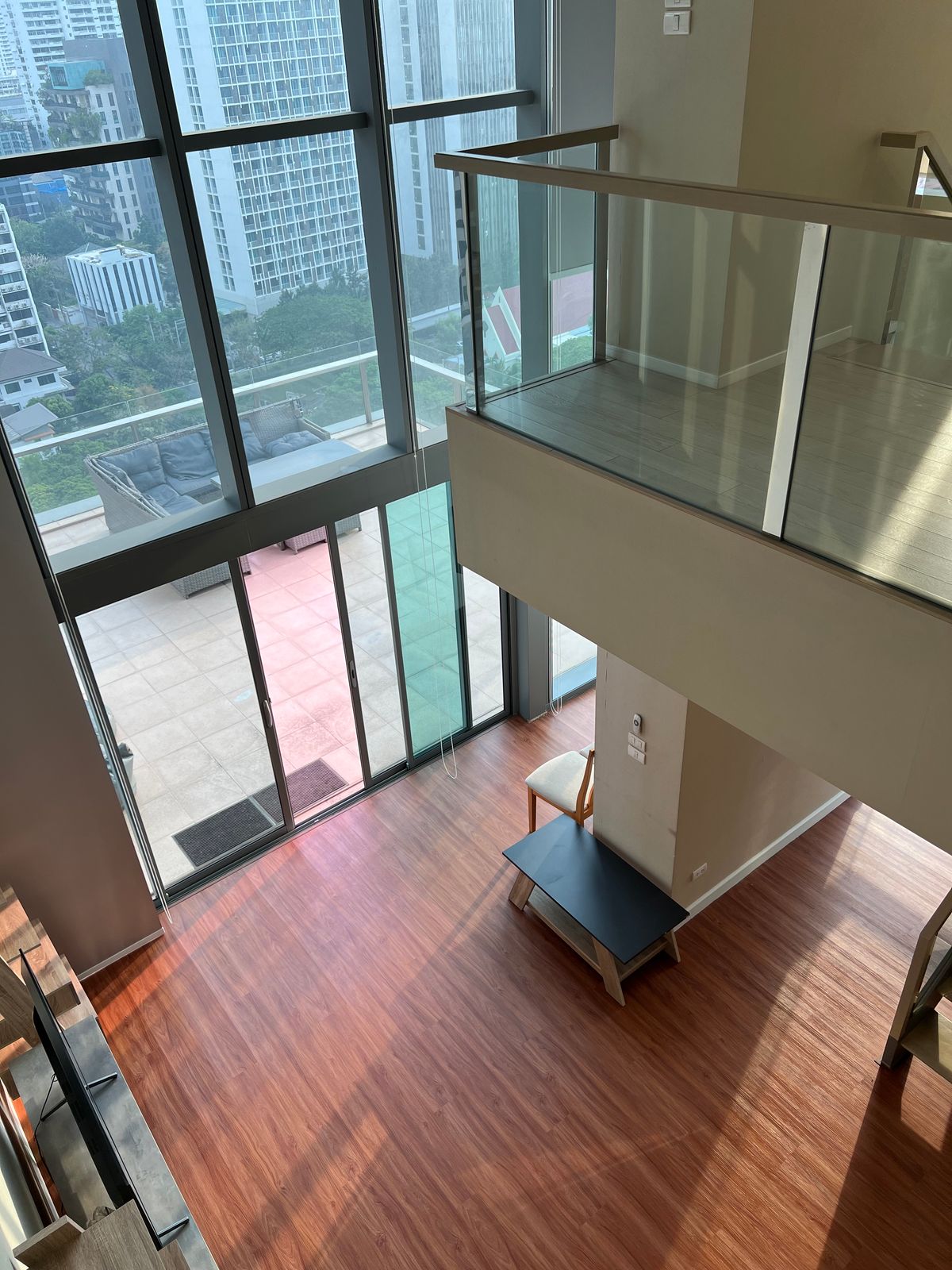 For SaleCondoSukhumvit, Asoke, Thonglor : Duplex Type 2 layers in the heart of Asoke, beautiful view, beautiful, shady, comes with a large balcony. Tel.0982645161