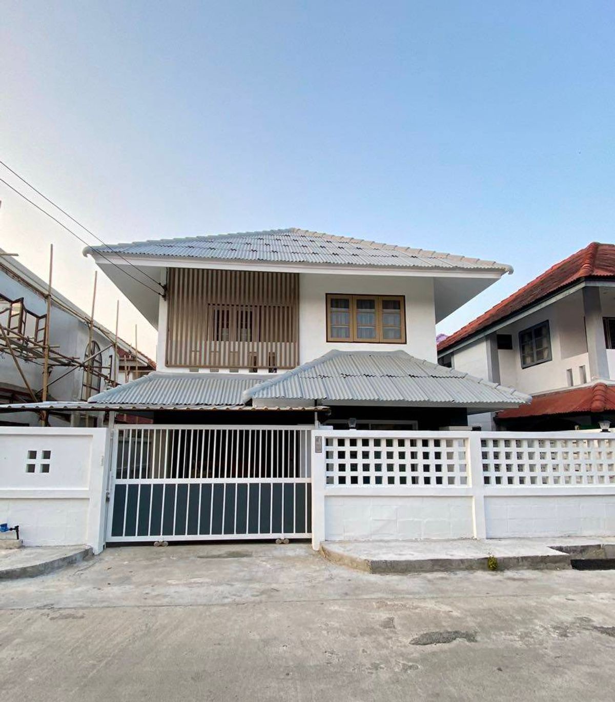 ให้เช่าบ้านเชียงใหม่ : ให้เช่าถูกมาก!! บ้าน 2 ชั้น ม.หลักชัย อ.สันทราย จ.เชียงใหม่ แต่งสวย เฟอร์ครบ พร้อมอยู่  ใกล้เซ็นทรัลเชียงใหม่