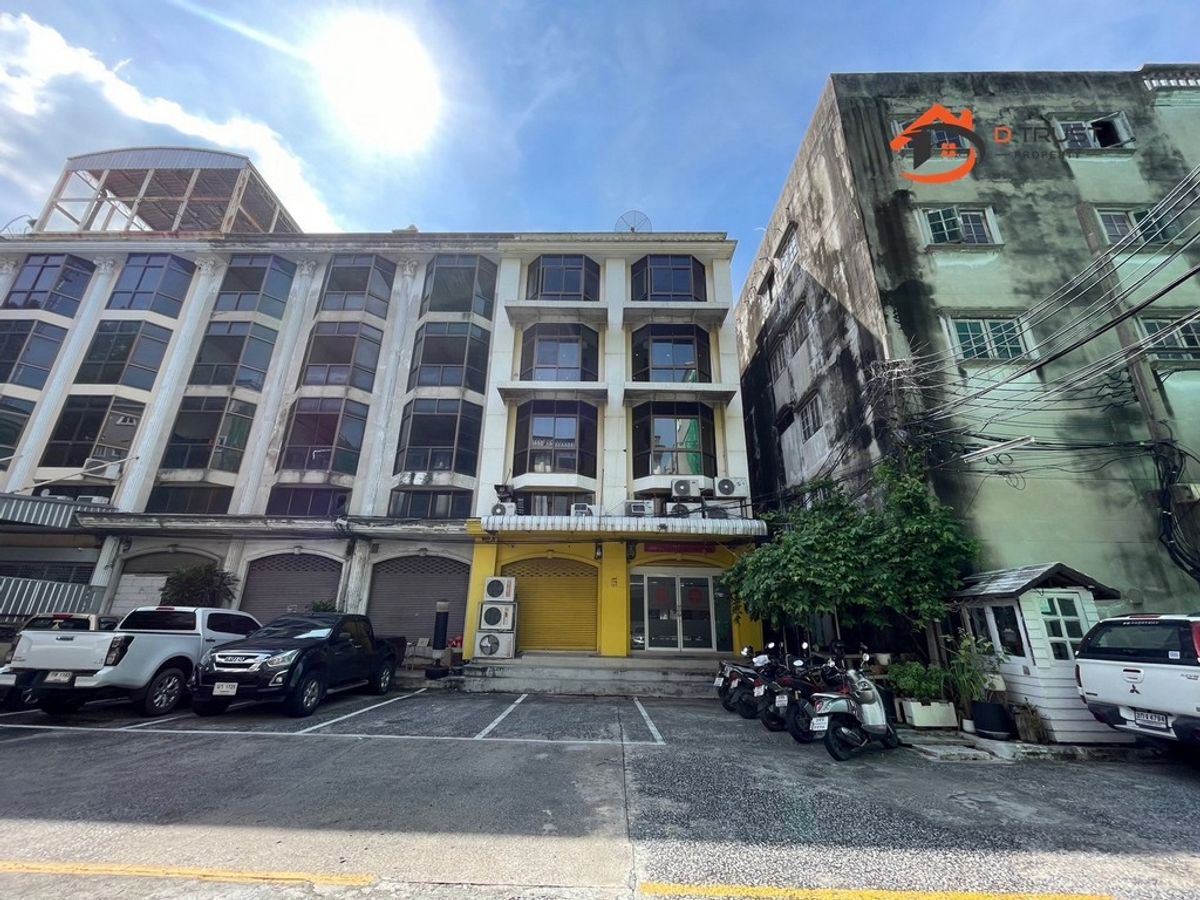 For RentShop HouseOnnut, Udomsuk : Rent a commercial building Suitable for office in Soi Sukhumvit 62/1 (Soi Wua White Bus), Phra Khanong Tai Subdistrict, Phra Khanong District, connecting the Chalerm Mahanakorn Special Expressway Old train road, convenient near the expressway, Punnawithi 