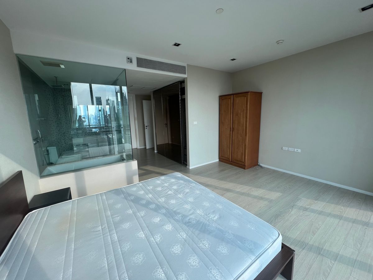 For SaleCondoSukhumvit, Asoke, Thonglor : Duplex Type 2 layers in the heart of Asoke, beautiful view, beautiful, shady, comes with a large balcony. Tel.0982645161