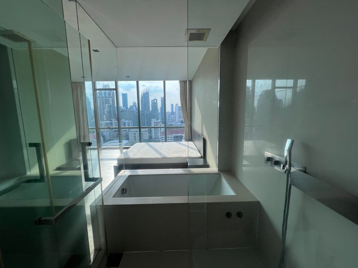 For SaleCondoSukhumvit, Asoke, Thonglor : Duplex Type 2 layers in the heart of Asoke, beautiful view, beautiful, shady, comes with a large balcony. Tel.0982645161