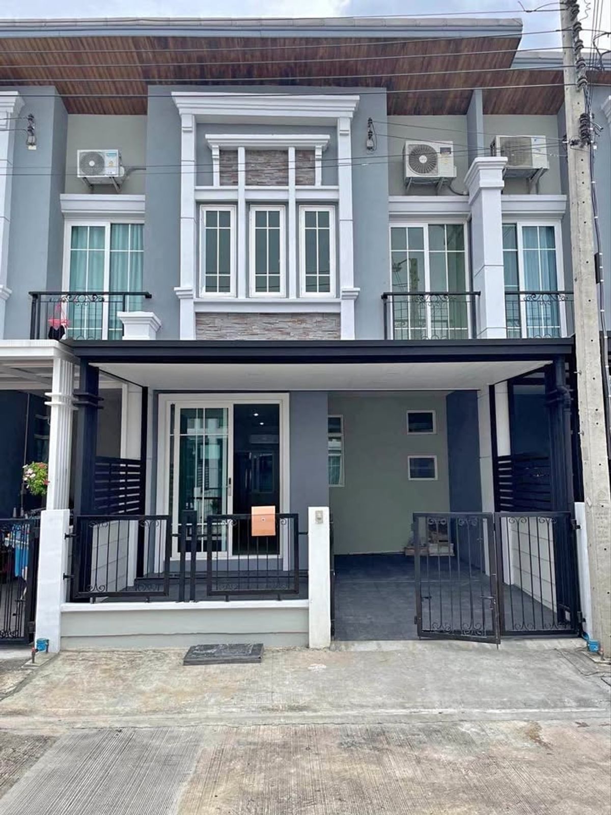 ให้เช่าทาวน์โฮมลาดกระบัง สุวรรณภูมิ : 🏠 ให้เช่าทาวน์โฮม 2 ชั้น  โกลเด้น ทาวน์  บางนา-สวนหลวง 🎉 ใกล้ ราม 2 นิคมเจโจ แยกประเวศ เฟอร์นิเจอร์และเครื่องใช้ไฟฟ้าครบ  พร้อมว่างพร้อมเข้าอยู่  ✅✅