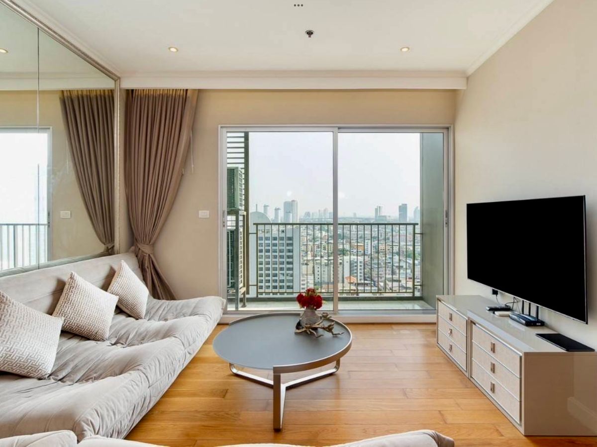 ให้เช่าคอนโดวงเวียนใหญ่ เจริญนคร : 🏡 For Rent: Hive Taksin Condo – Next to BTS Wongwian Yai 🚆 ✨ Spacious, fully furnished unit with 3 bedrooms, 2 bathrooms, and stunning city views!