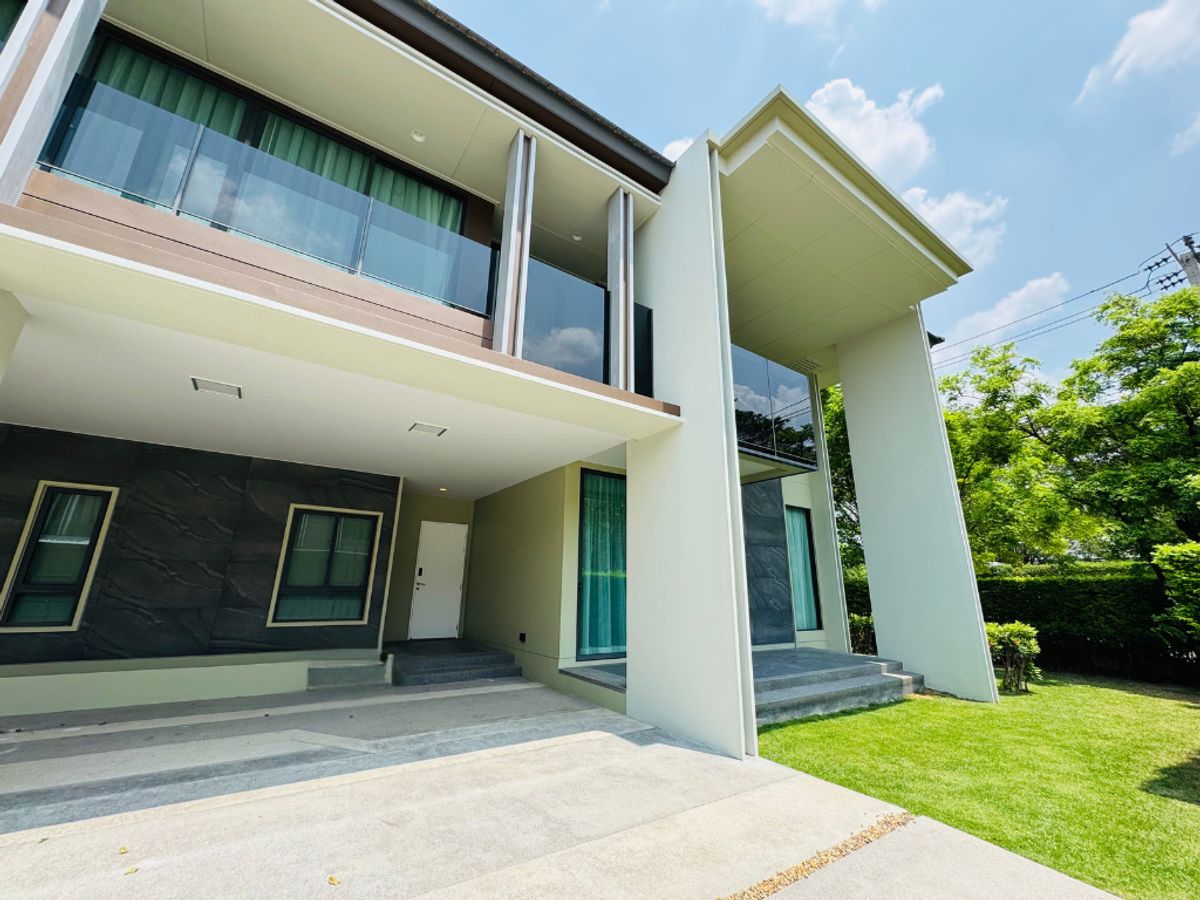 For RentHousePattanakan, Srinakarin : Rent a luxury house in the Setthasiri Krung Project, 2 large athletics, converted close to the club house, just 5 minutes to Brightom College Bangkok. In the area of ​​the Sansiri Krungthepkreetha Community