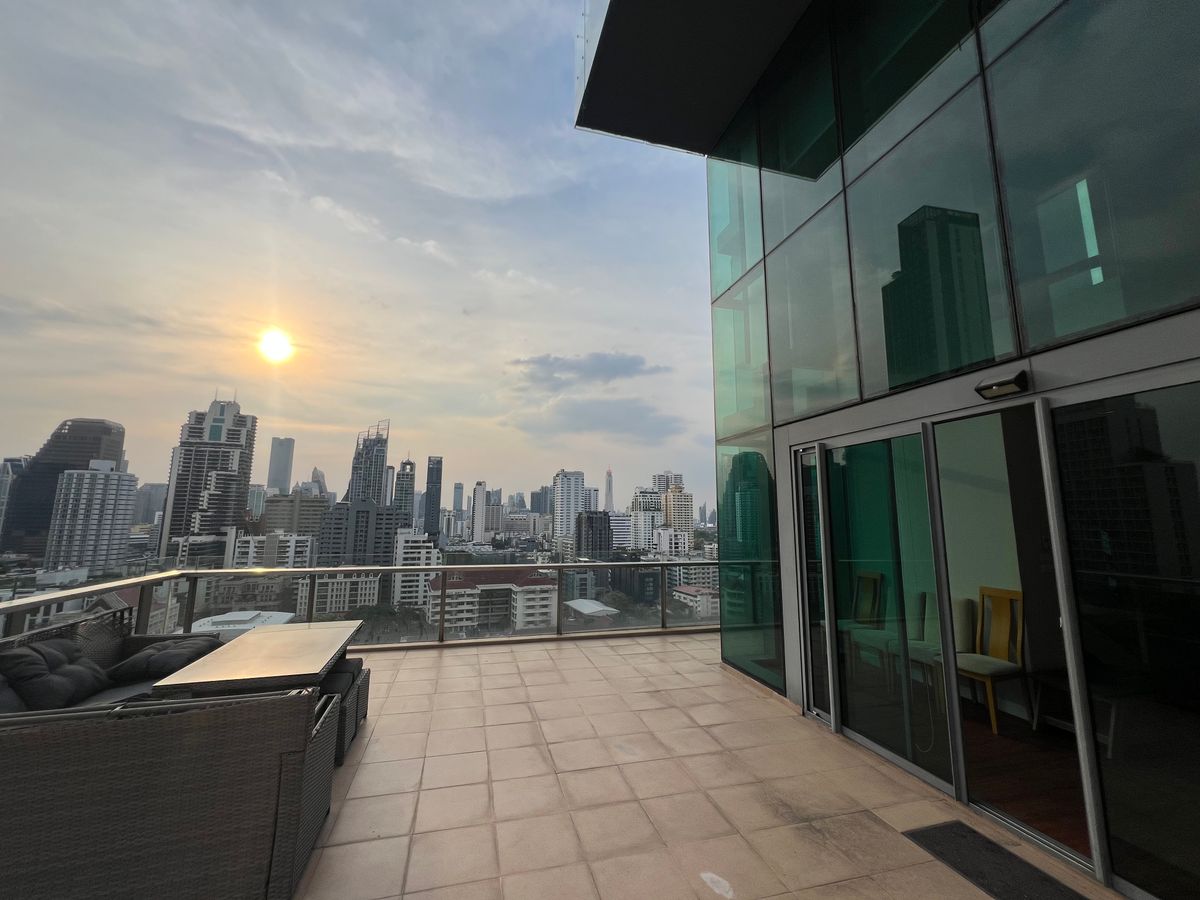 For SaleCondoSukhumvit, Asoke, Thonglor : Duplex Type 2 layers in the heart of Asoke, beautiful view, beautiful, shady, comes with a large balcony. Tel.0982645161