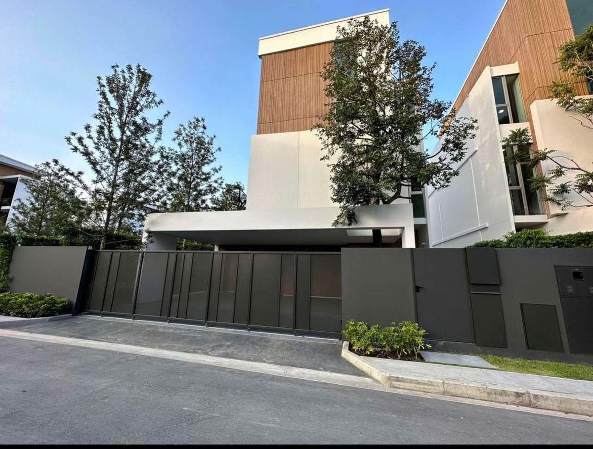 For RentHousePattanakan, Srinakarin : ✨ 👍Luxury home for rent 
Would it be good to gathering with family in the house not far from town? Close to Wellington international school