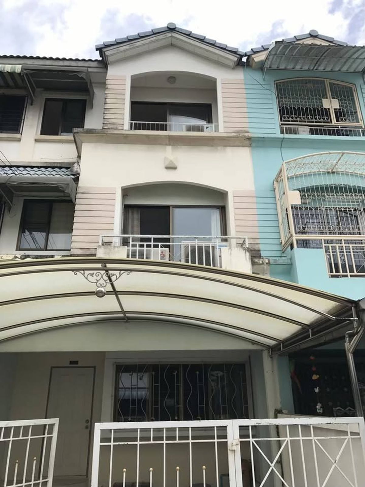 For RentTownhomePattanakan, Srinakarin : Rent 3 -story townhome Ban Klang Mueang Project, Rama 9 Air Furniture There are 3 bedrooms, 3 holes. Rental price 30,000 baht per month