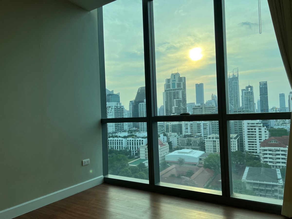 For SaleCondoSukhumvit, Asoke, Thonglor : Duplex Type 2 layers in the heart of Asoke, beautiful view, beautiful, shady, comes with a large balcony. Tel.0982645161