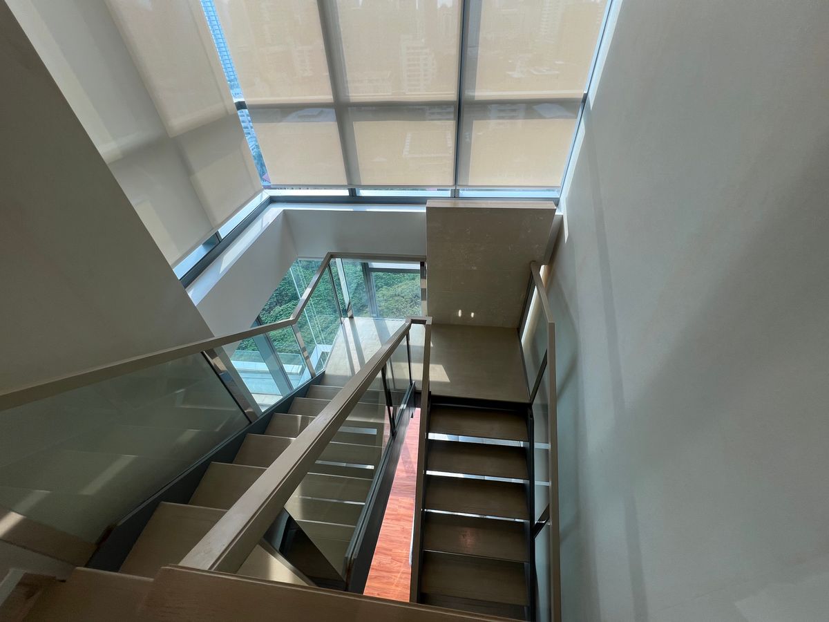 For SaleCondoSukhumvit, Asoke, Thonglor : Duplex Type 2 layers in the heart of Asoke, beautiful view, beautiful, shady, comes with a large balcony. Tel.0982645161