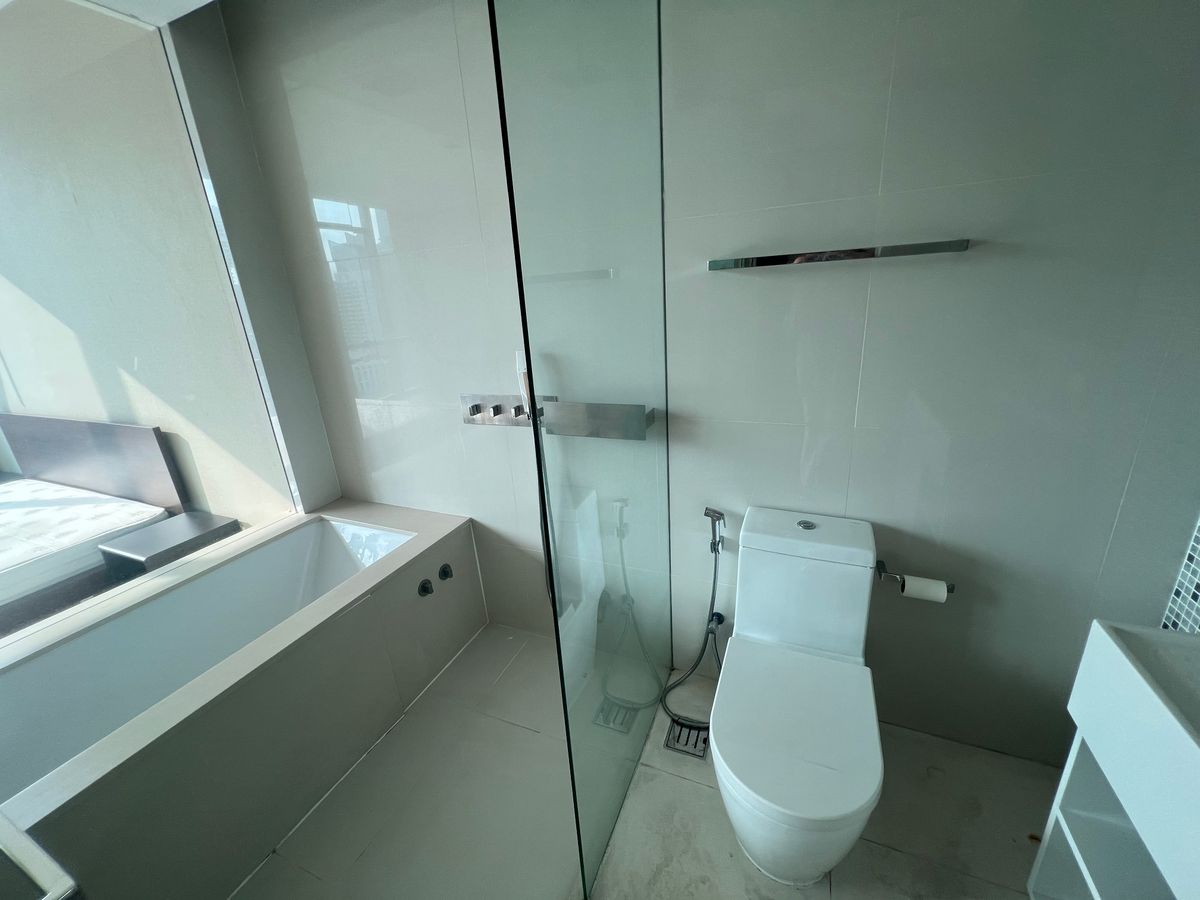 For SaleCondoSukhumvit, Asoke, Thonglor : Duplex Type 2 layers in the heart of Asoke, beautiful view, beautiful, shady, comes with a large balcony. Tel.0982645161