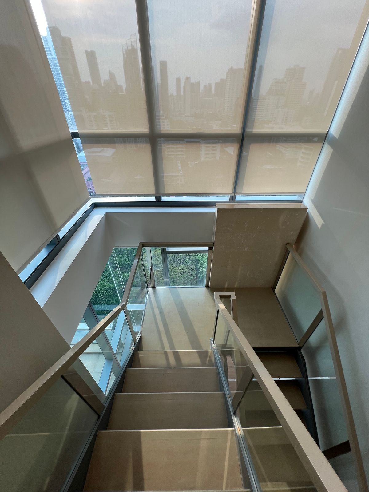 For SaleCondoSukhumvit, Asoke, Thonglor : Duplex Type 2 layers in the heart of Asoke, beautiful view, beautiful, shady, comes with a large balcony. Tel.0982645161