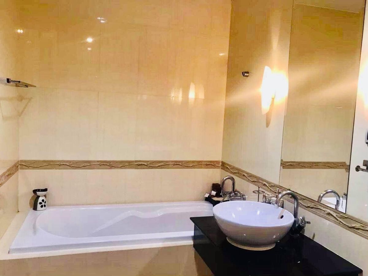 For RentCondoRatchathewi,Phayathai : The Address Siam【𝐑𝐄𝐍𝐓】🔥Feel the warmth and elegance in an earth tone style bedroom. With bright colored pillows to refresh you every day🔥 Contact Line ID: @hacondo