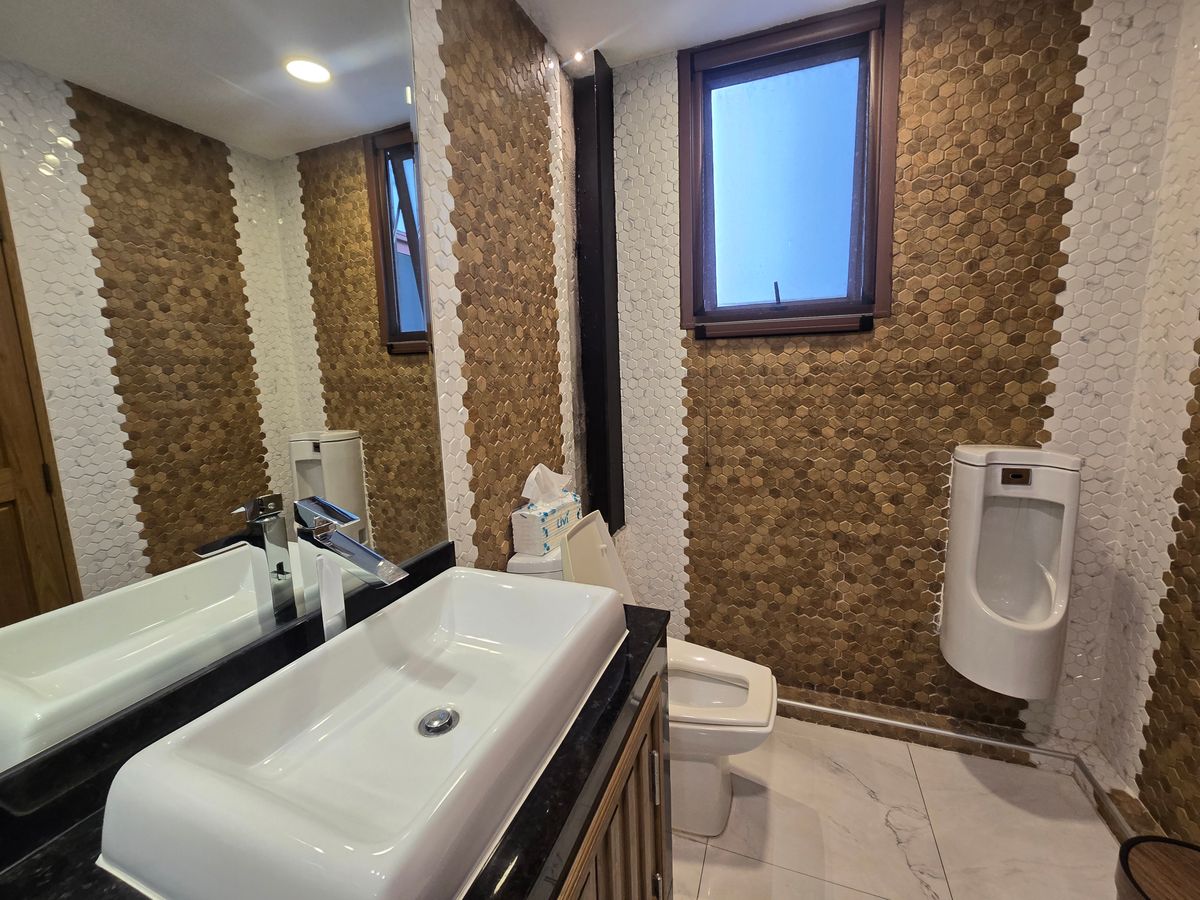 For SaleShop HouseKasetsart, Ratchayothin : Building / selling beauty clinic, MRT Lat Phrao, Ratchadaphisek Road, size 60 sq.m., 5 floors